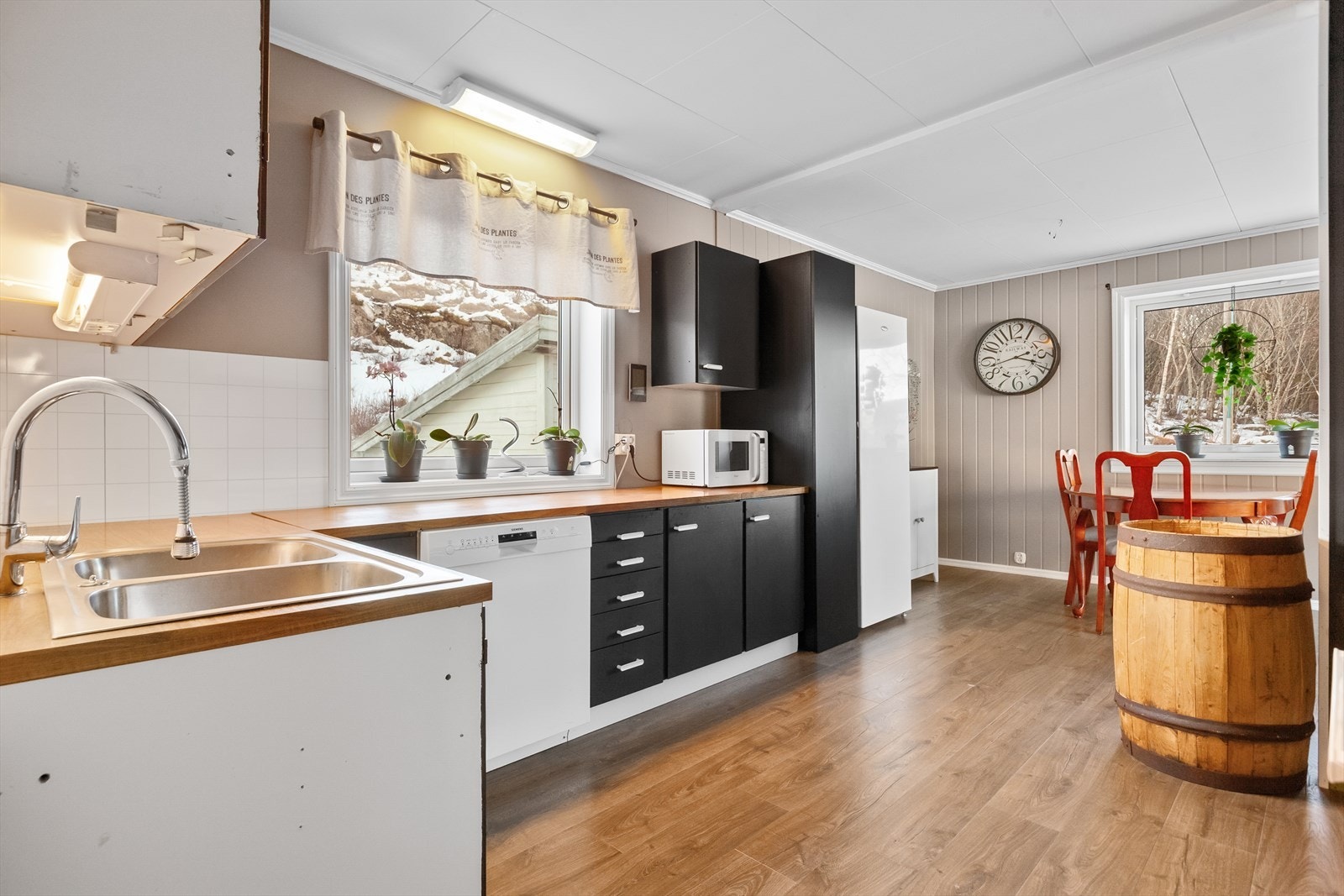 Kjøkkenet er av god størrelse og har plass til en egen spisegruppe. Galleribilde