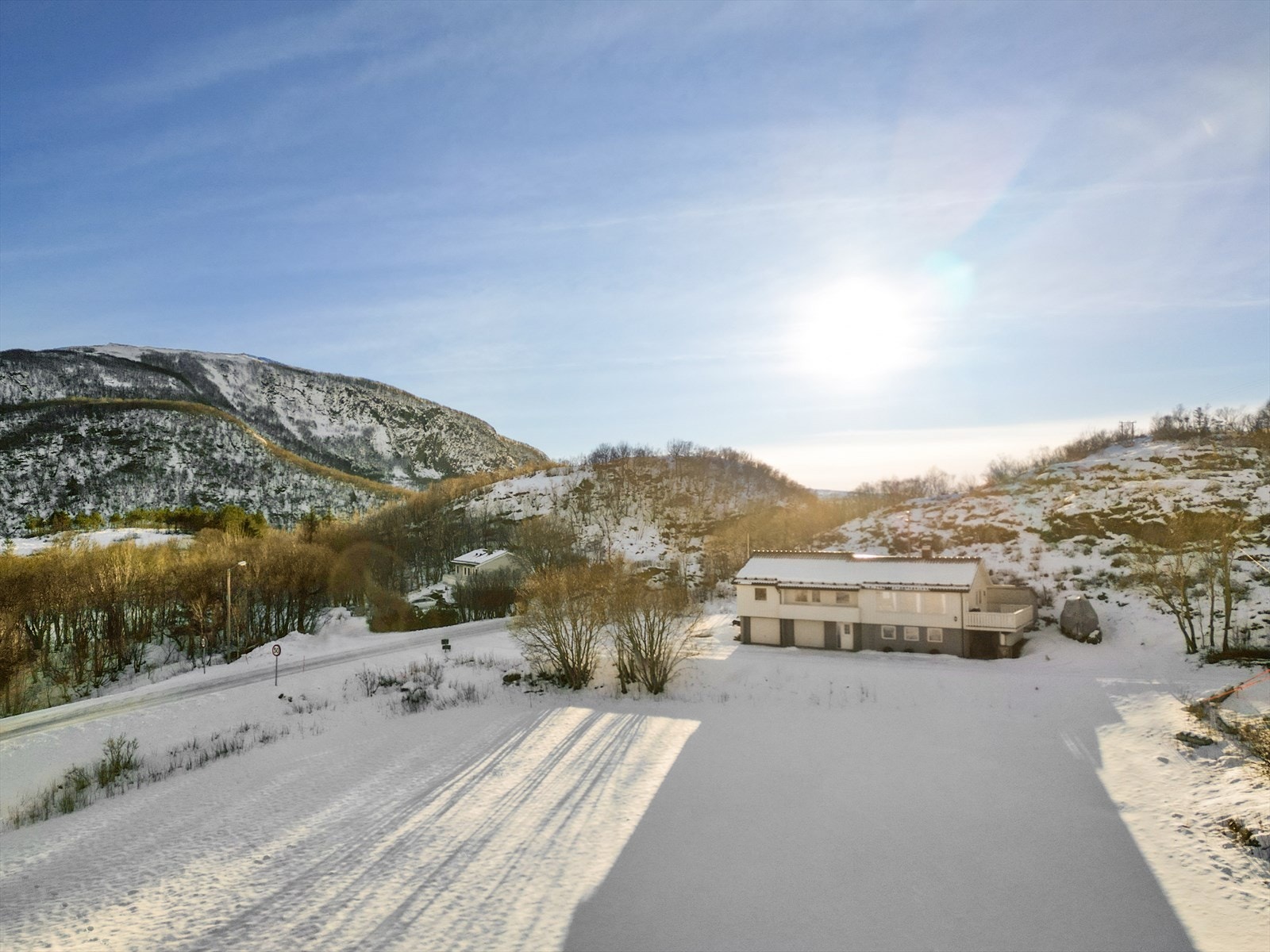 Eiendommen er omgitt av et vakkert kystlandskap med fjorder og frodige åser som gir en rolig og tilbaketrukket atmosfære. Galleribilde