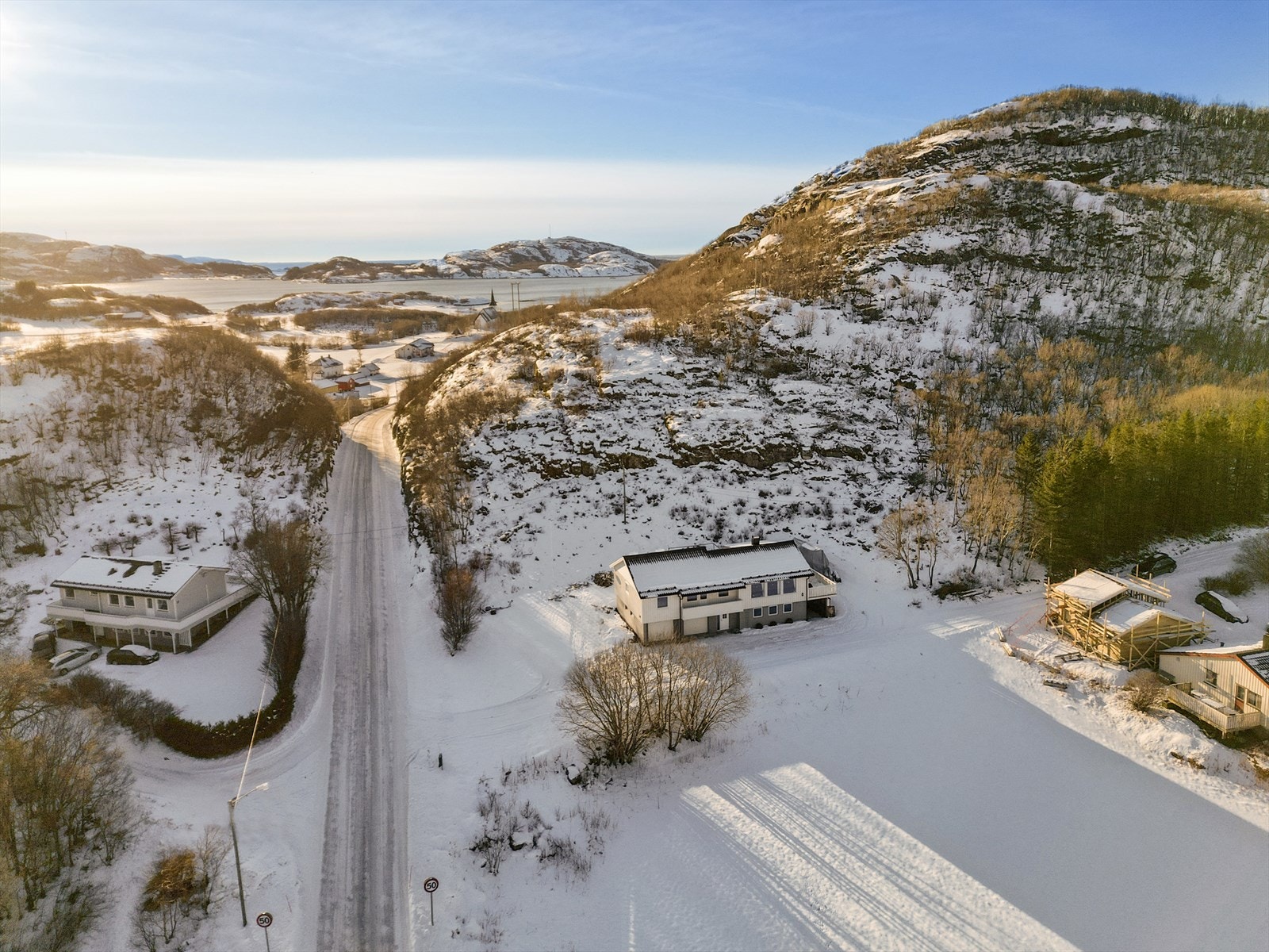 Boligen ligger i et rolig og barnevennlig område og nyter av et flott landlig landskap. Galleribilde