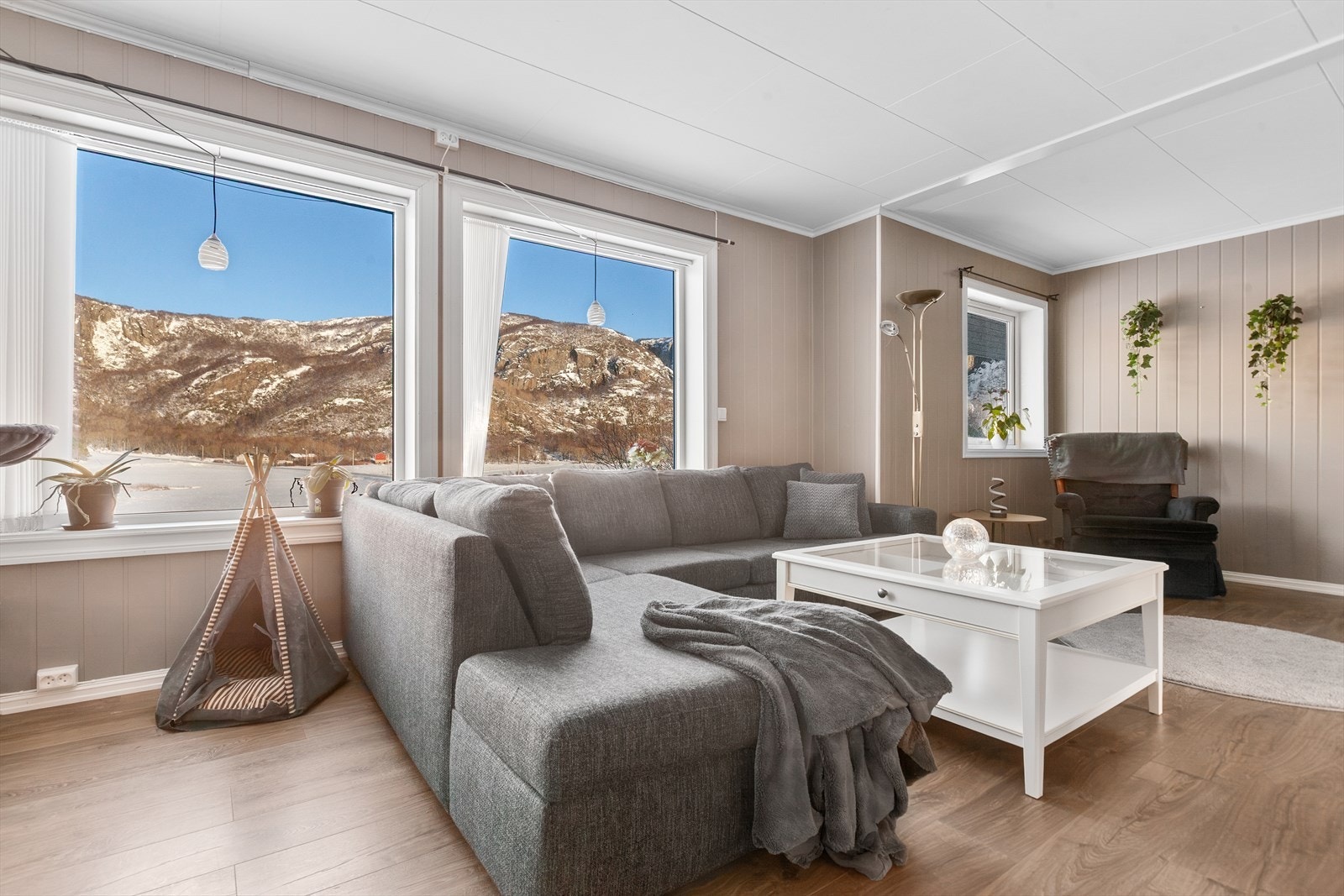 Stuen har flere store vindusflater som sørger for godt med naturlig lys-innslipp. Galleribilde