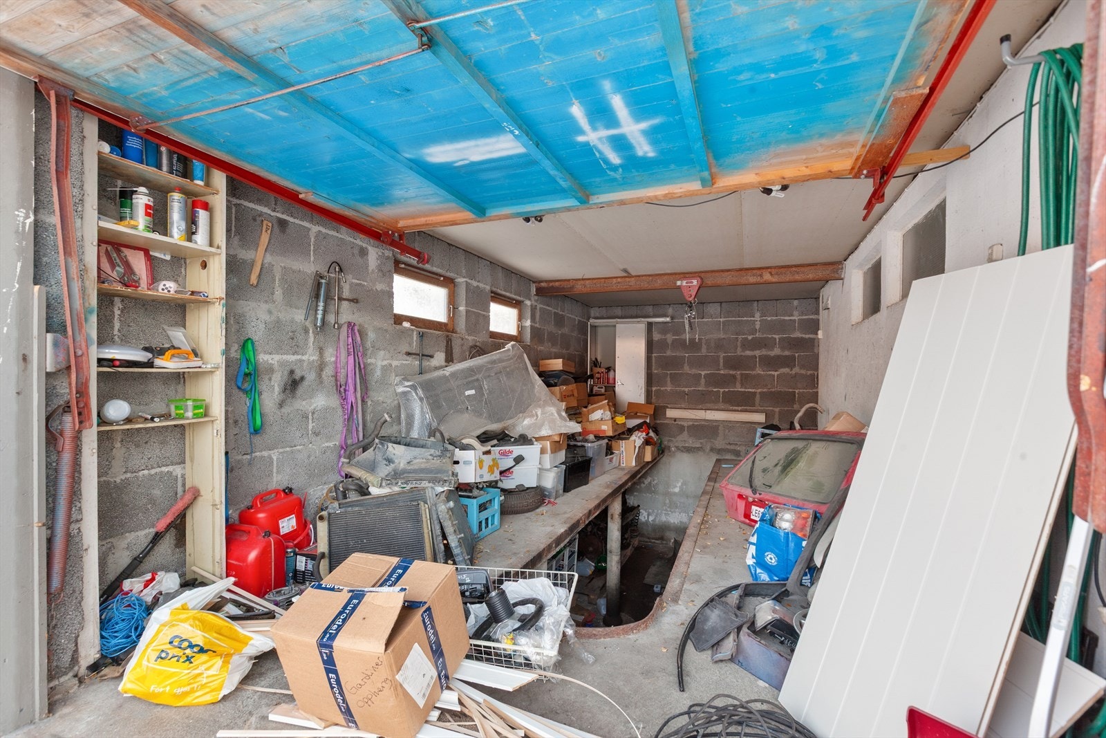 Boligen har 2 garasjer i 1. etg. Her er det også en smøregrav for den som liker å fikse på bil. Galleribilde