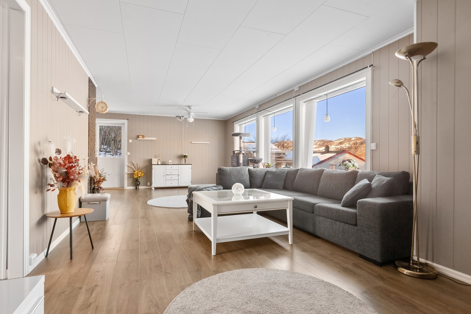 Stuens størrelse gjør den enkel å dele inn i flere sittegrupper. Galleribilde