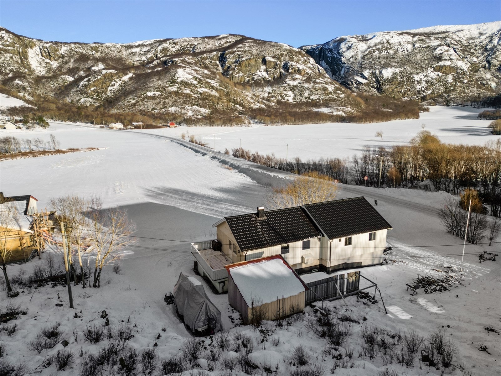 Det er også satt opp en vedbod på baksiden av boligen. Galleribilde