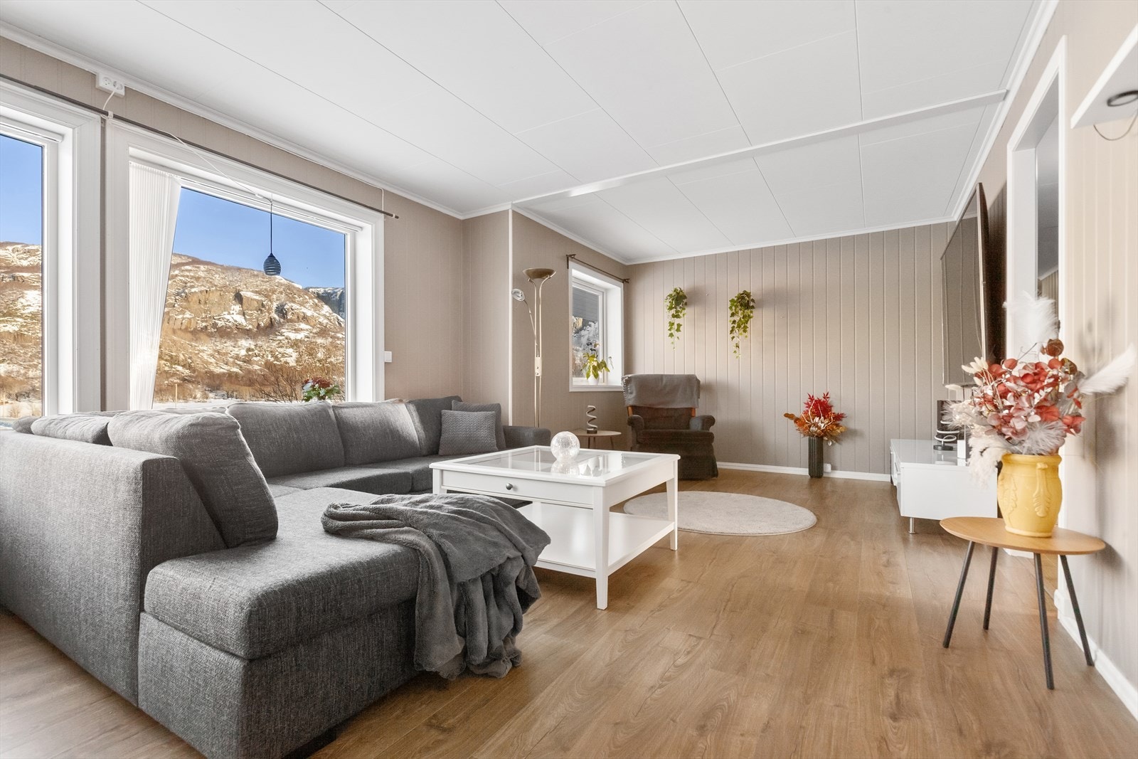 I stuen er det på de byggegodkjente tegningene tegnet inn et soverom til, dette er i dag gjort om for å få en større stue. Galleribilde