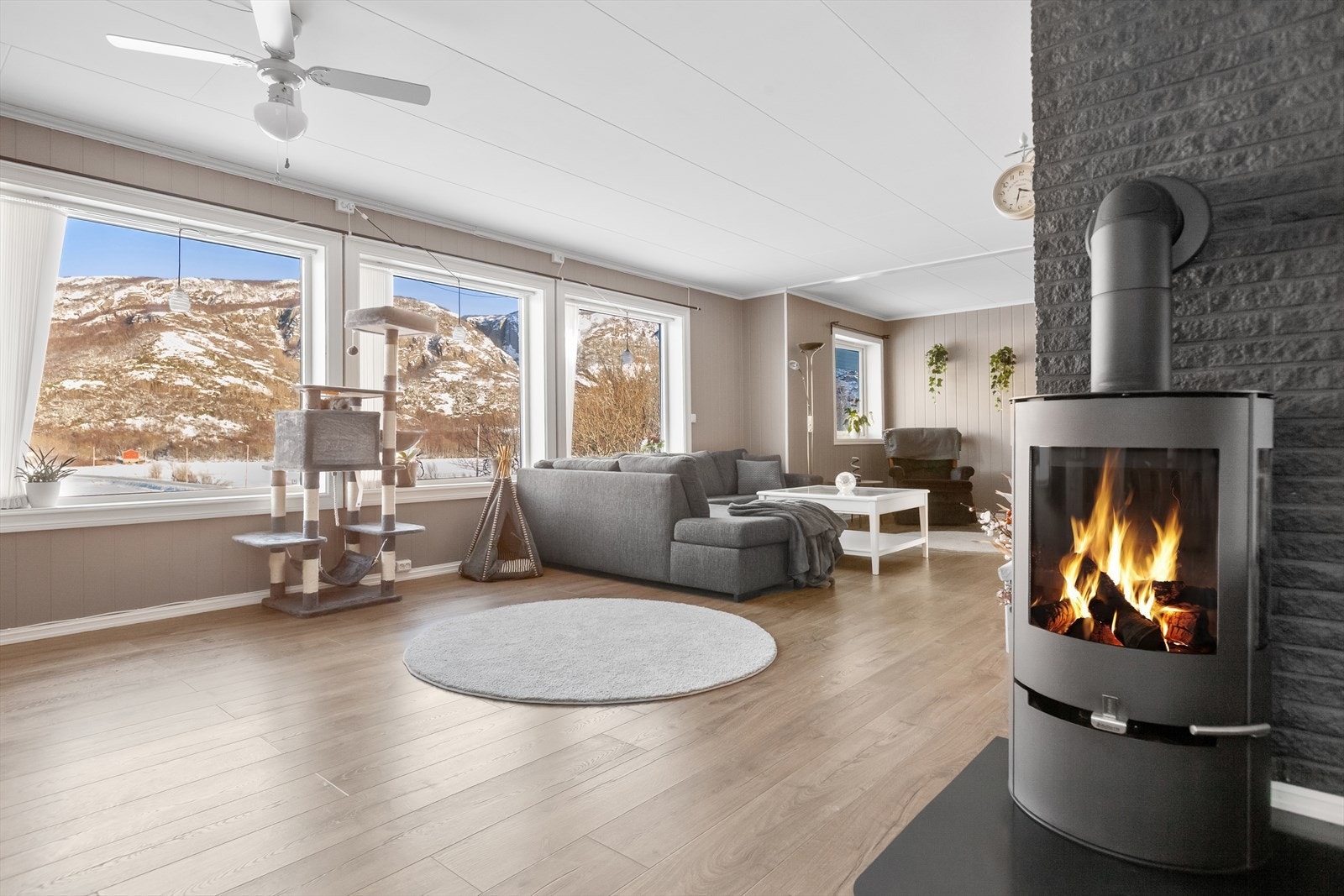 Boligen varmes opp elektrisk supplert med varmepumpe. Det er også montert vedovn som skaper lun stemning på vinterstid. Galleribilde