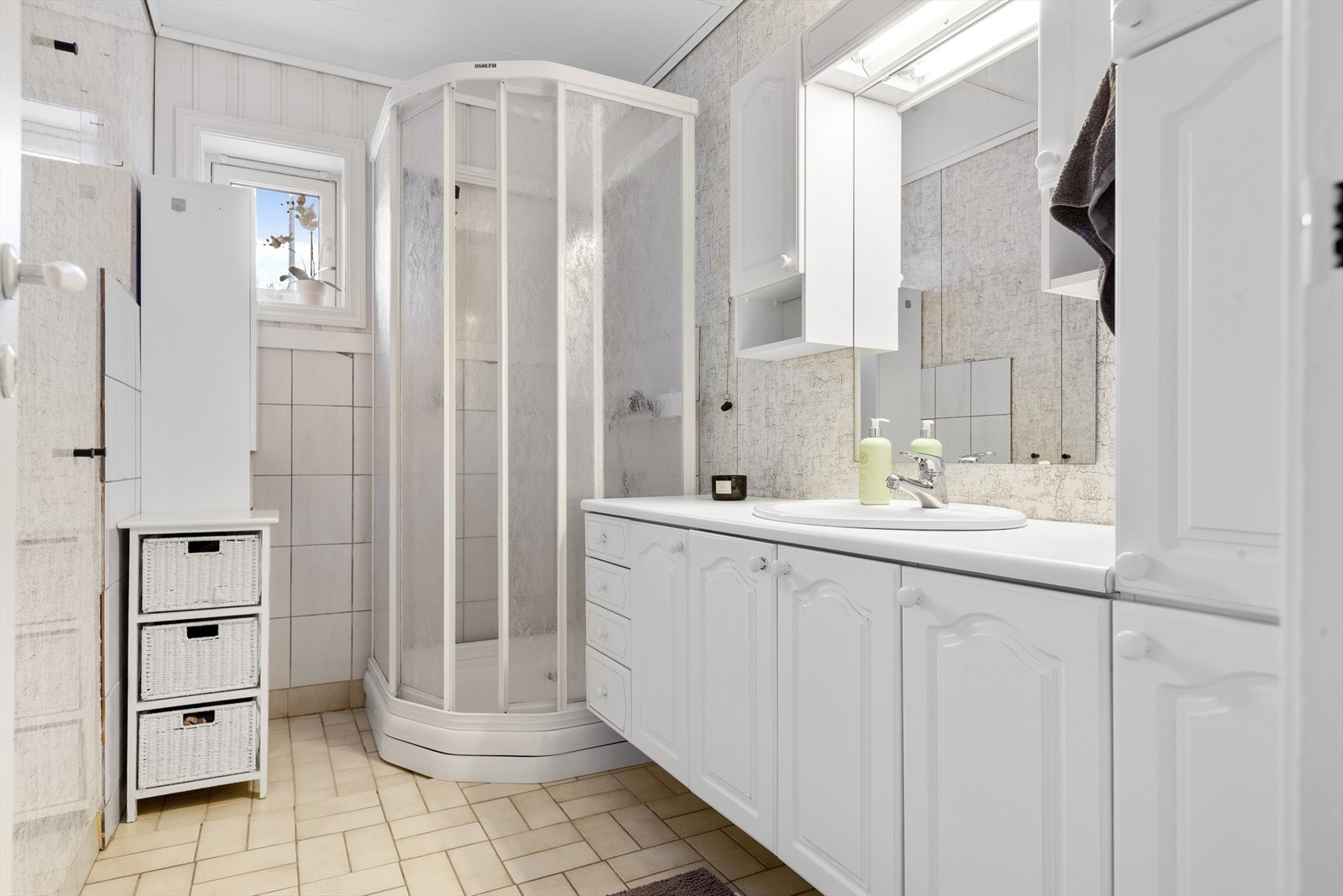 Lyst bad på 4,4 kvm utstyrt med bla. dusjkabinett. Galleribilde