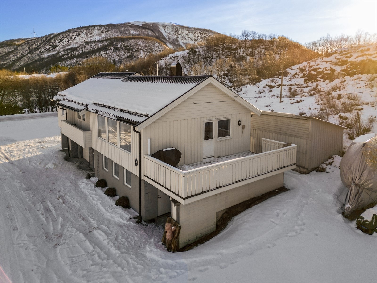 Boligen er over 2 plan, hvor 1. etg inneholder bla. 2 garasjer. Galleribilde