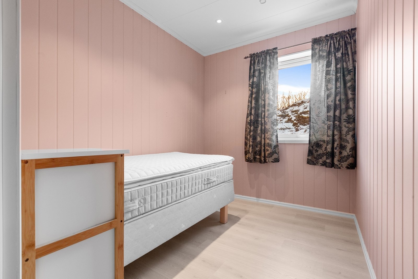 Lyst og pent soverom. Galleribilde