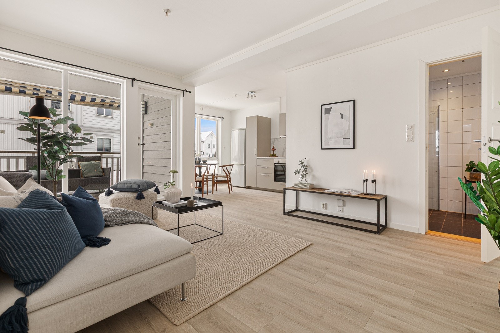 Stuen fremstår lys, moderne og særdeles innbydende med store vindusflater som slipper inn rikelige mengder naturlig lys og skaper en behagelig og luftig atmosfære. Galleribilde