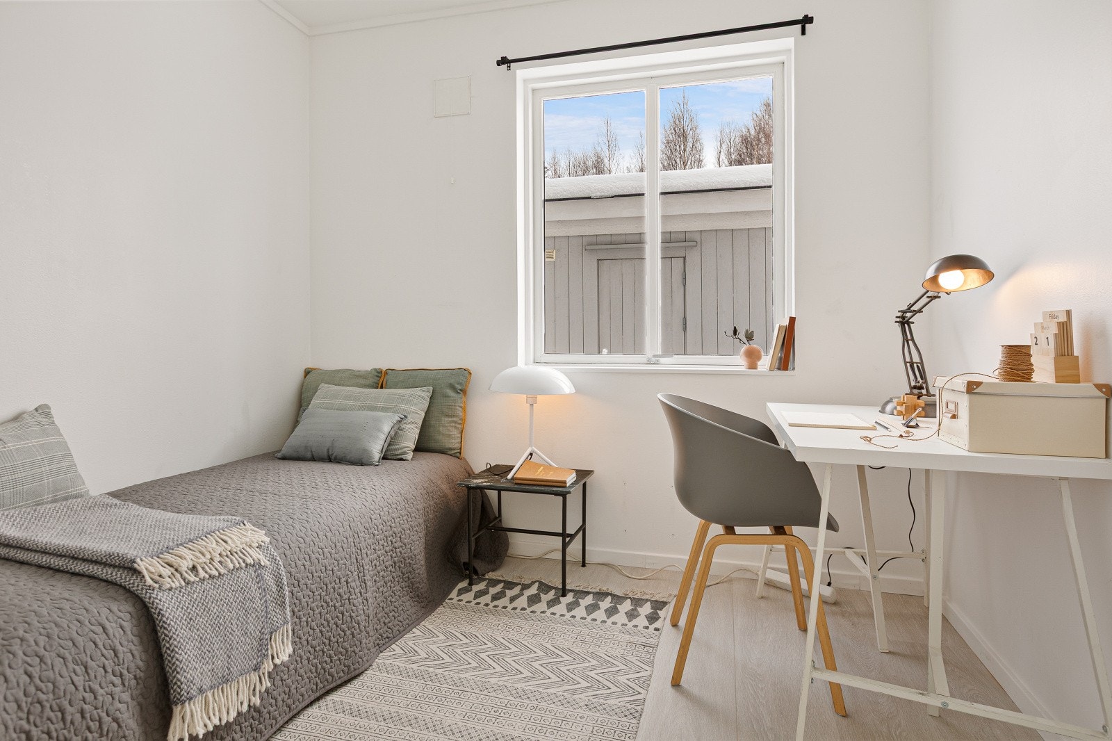 Et pent og innbydende rom med perfekt kombinasjon av soverom og hjemmekontor. Galleribilde