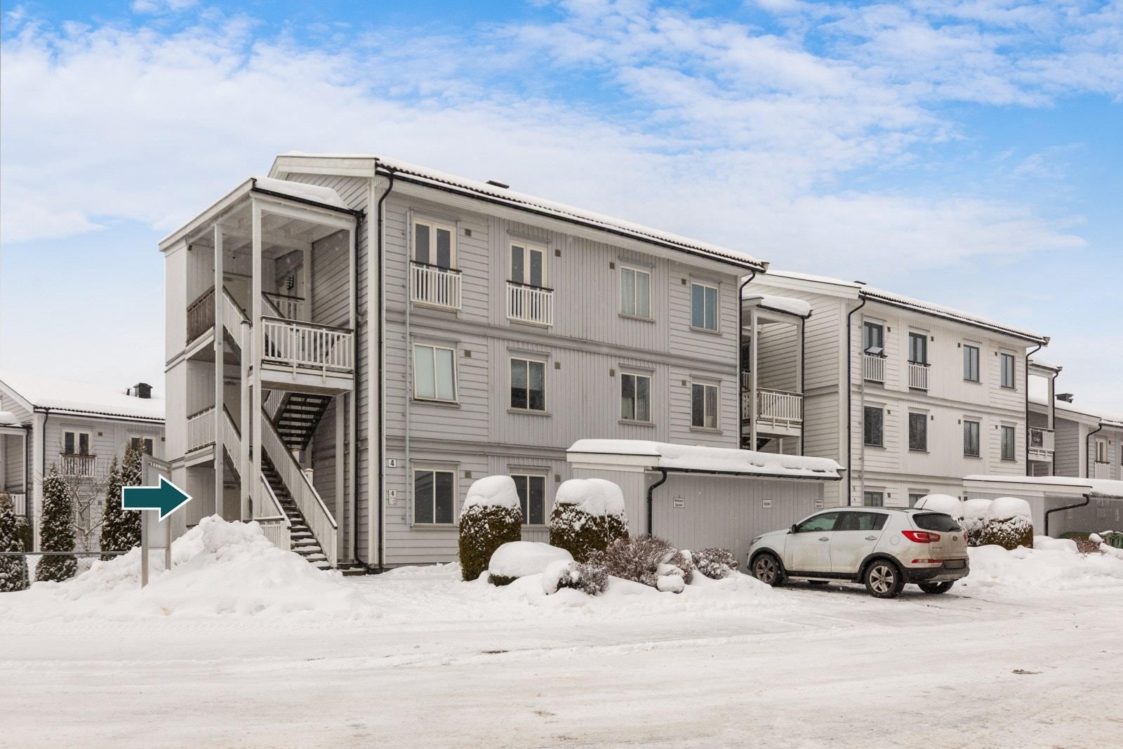 Leiligheten ligger i byggets første etasje med enkel adkomst, noe som gjør den godt egnet for både voksne, førstegangskjøpere og barnefamilier. Galleribilde