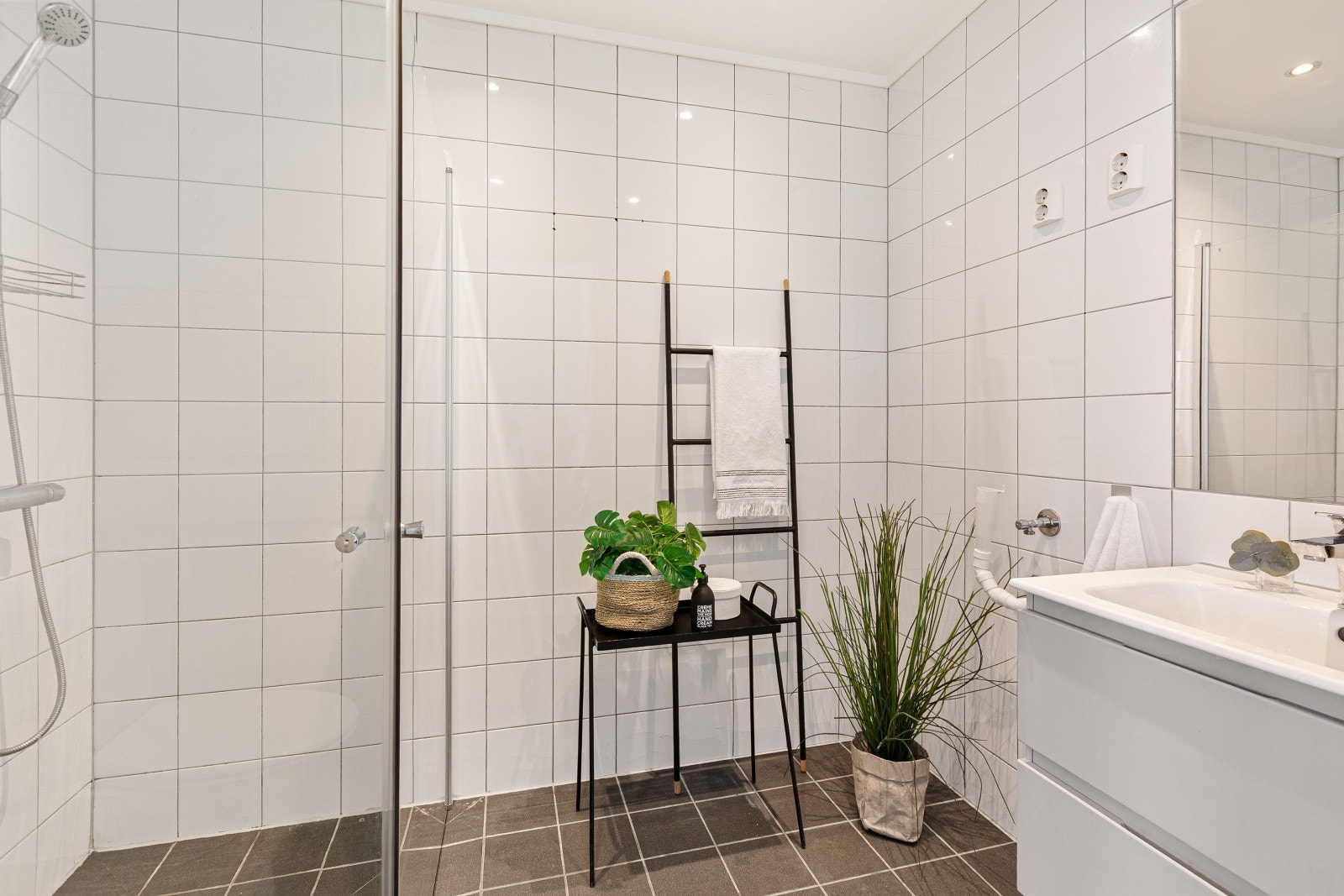 Klassisk, flislagt bad med varmekabler i gulv. Galleribilde