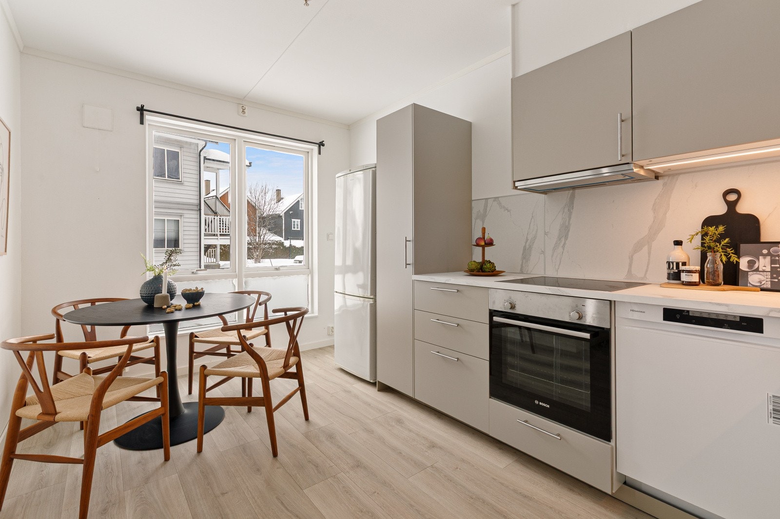 Planløsningen legger naturlig til rette for å plassere spisebordet ved vinduet, hvor du får en hyggelig og lys spiseplass. Galleribilde