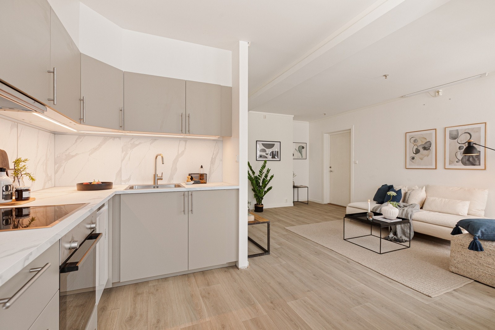 Lyse veggflater harmonerer fint med laminatgulvet og bidrar til et helhetlig, lyst og moderne uttrykk. Galleribilde