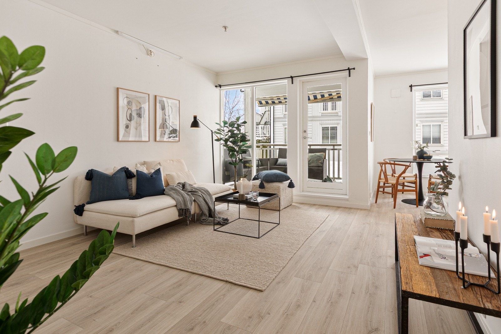 Store vindusflater slipper inn rikelig med naturlig dagslys og skaper en lys og luftig romfølelse. Galleribilde