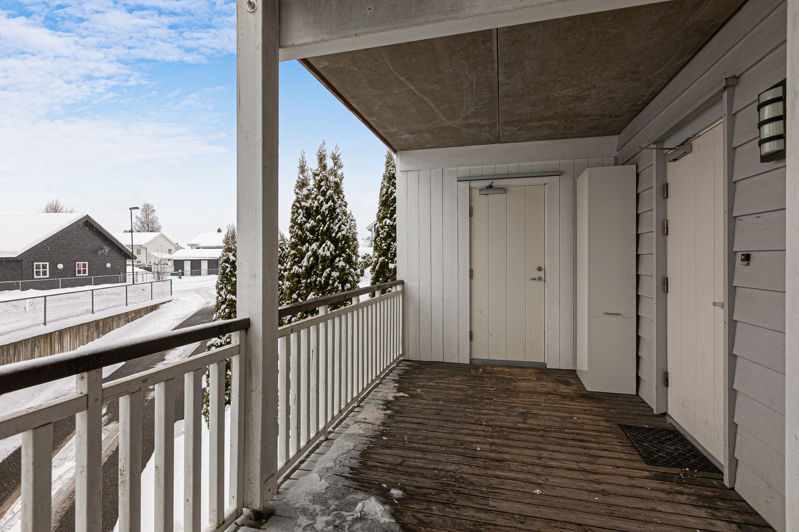 Leiligheten har et overbygd inngangsparti med den utvendige døren praktisk plassert rett utenfor, noe som gir en skjermet og komfortabel adkomst. Galleribilde