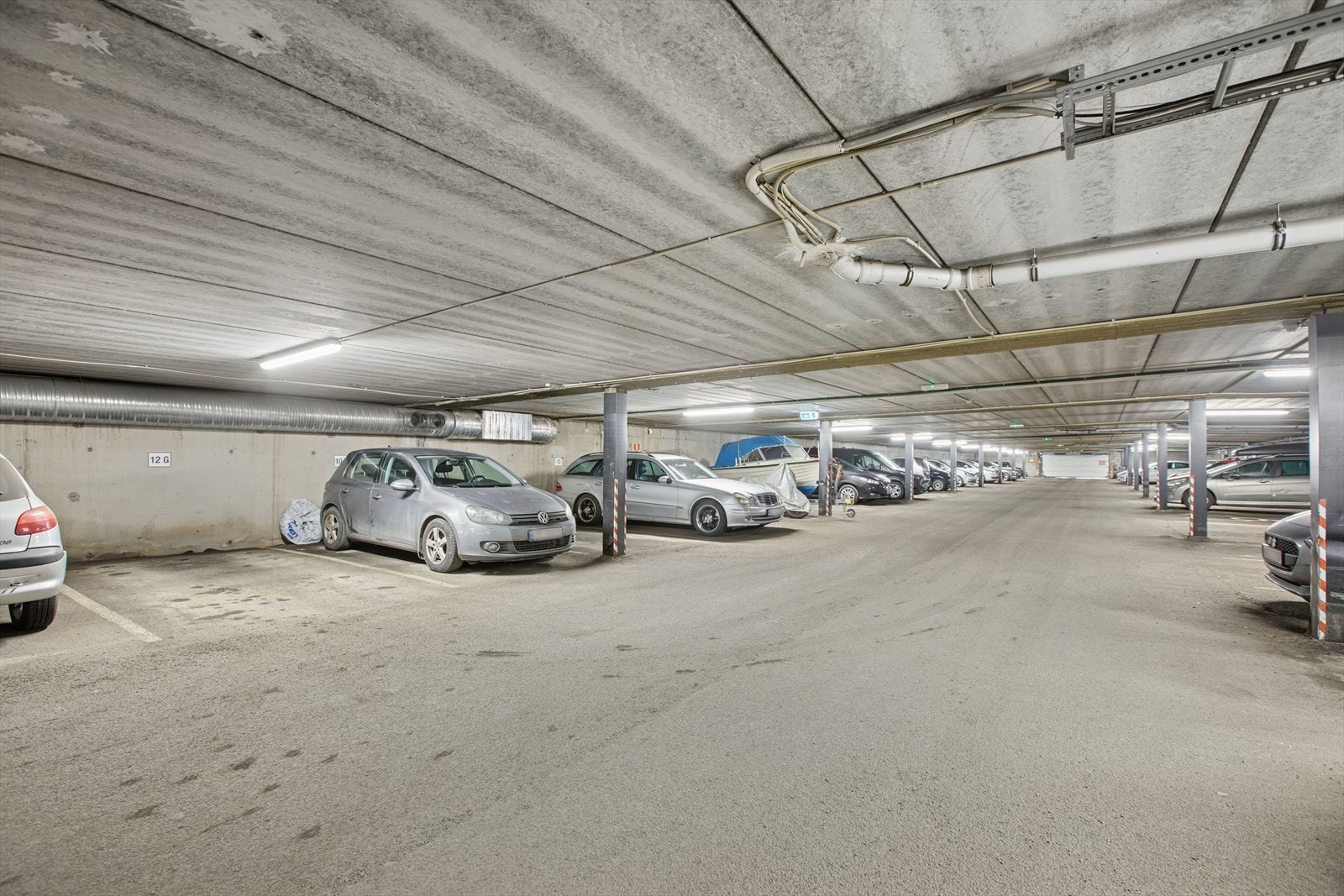 Det medfølger én parkeringsplass i felles garasjeanlegg. Sameiet disponerer i tillegg gjesteparkering samt parkeringsplasser med elbillader. Velkommen til visning! Galleribilde