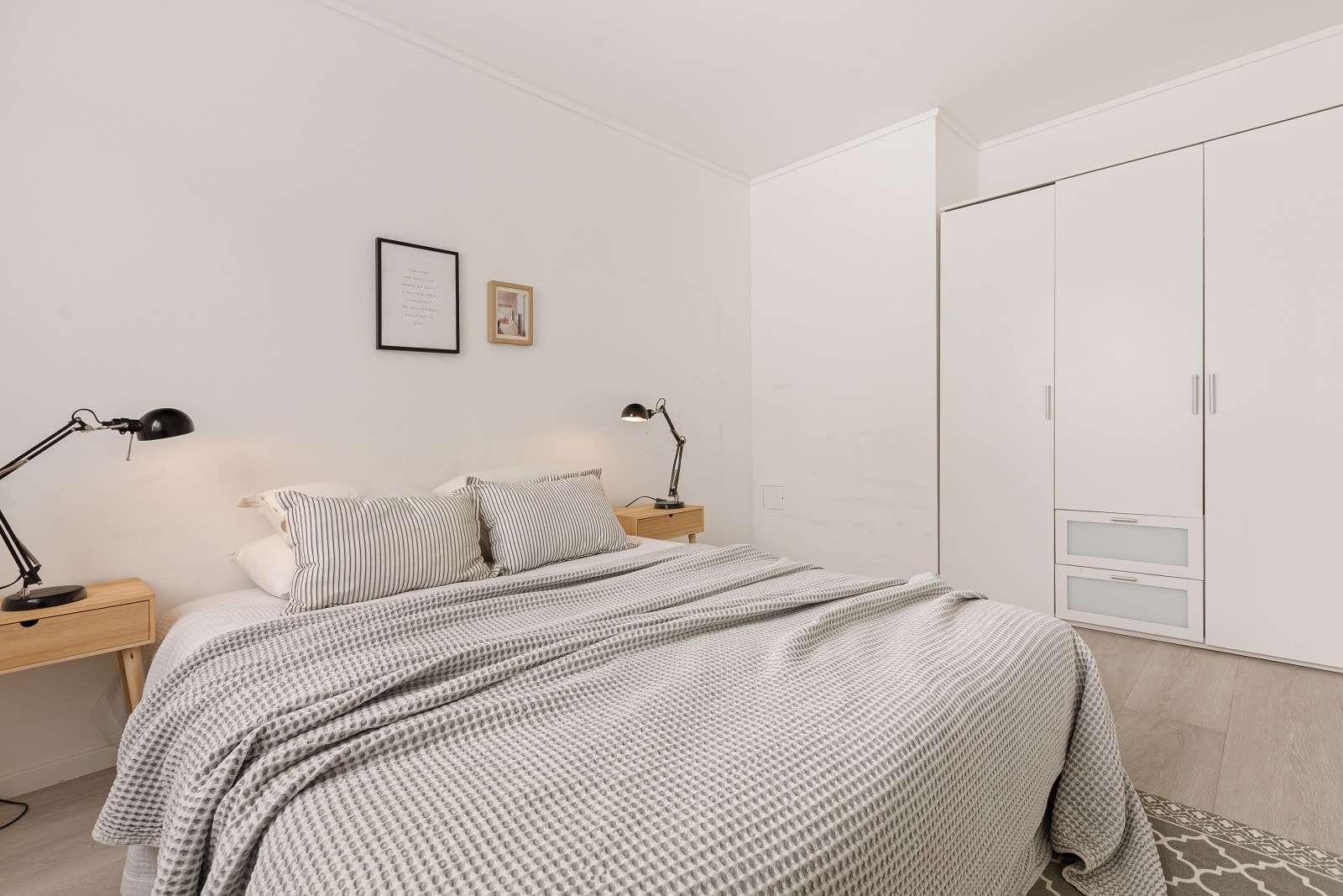 Garderobeskap følger. Galleribilde