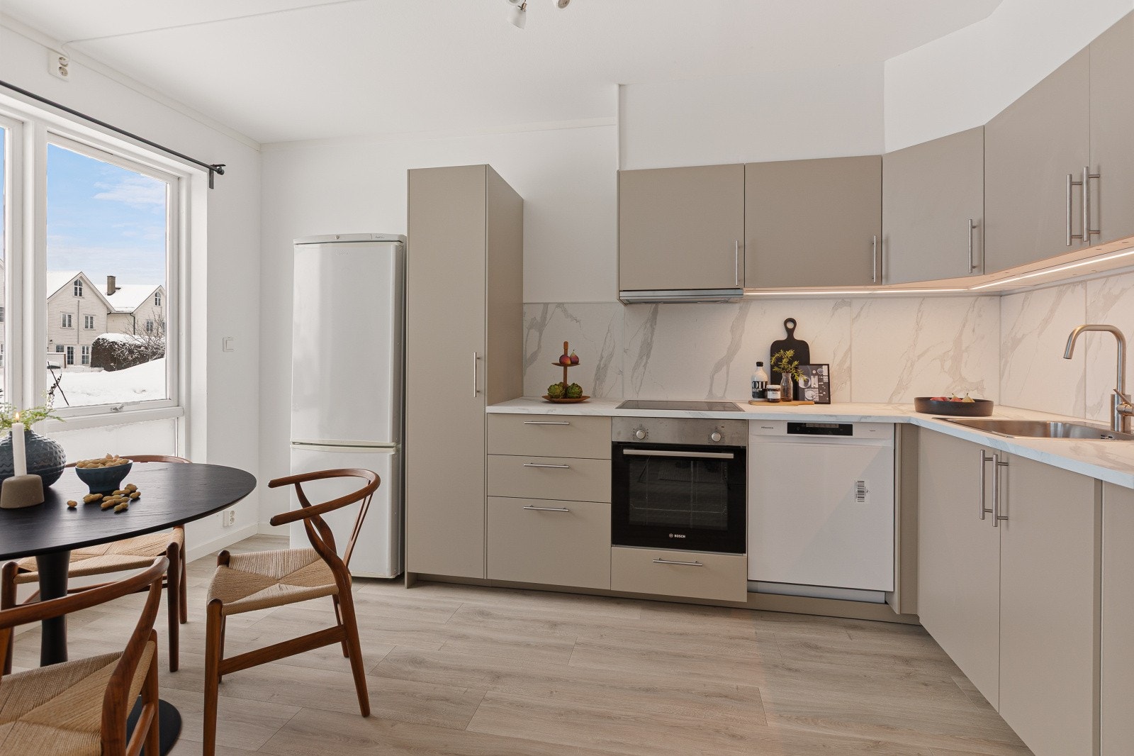 Kjøkkenet er nytt i 2026 og fremstår moderne og stilrent, med rikelig skap- og benkeplass som gir gode arbeidsforhold og praktisk oppbevaring. Galleribilde