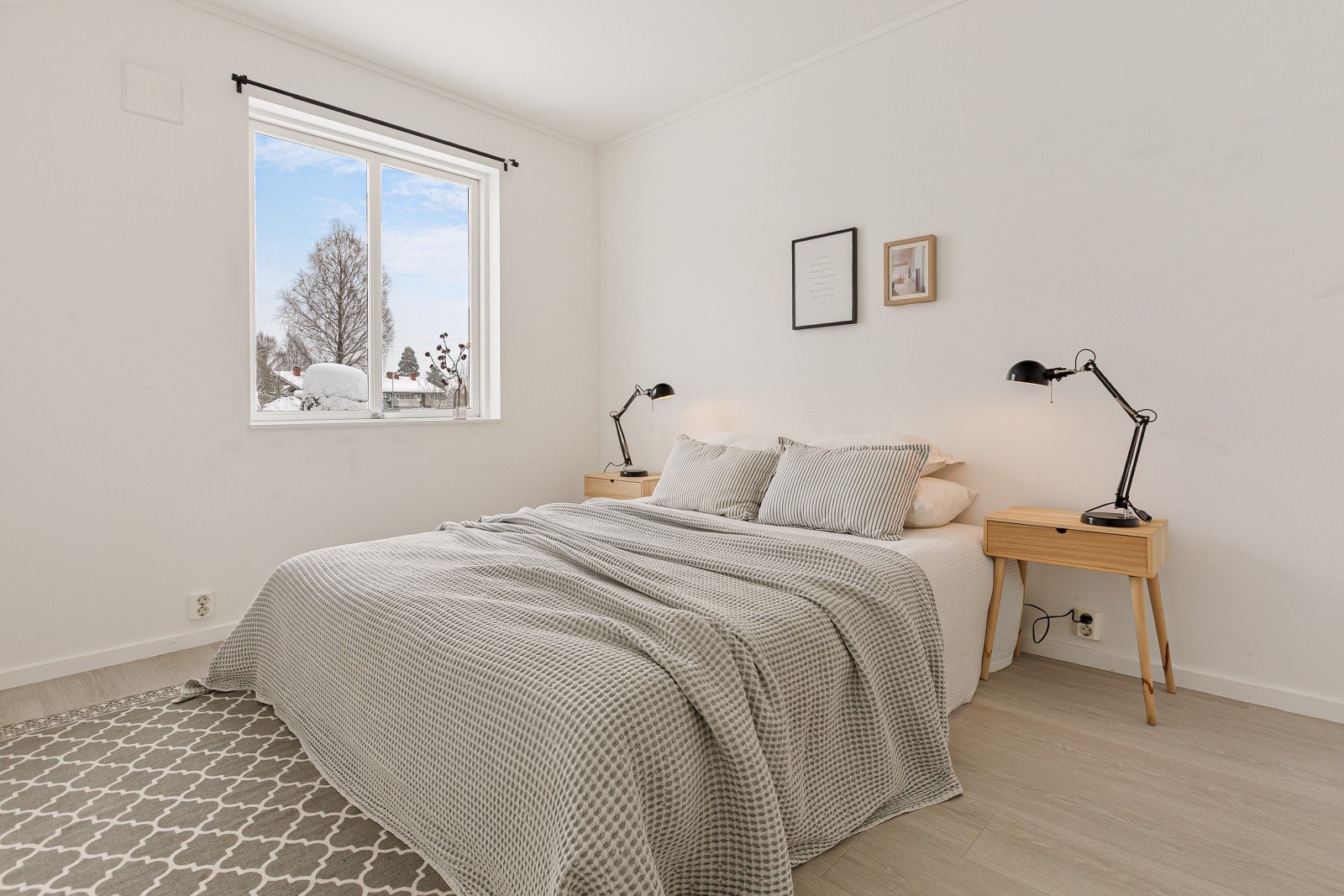 Hovedsoverommet har en god størrelse med plass til seng, nattbord og eventuelt en kommode eller annen oppbevaringsløsning. Galleribilde