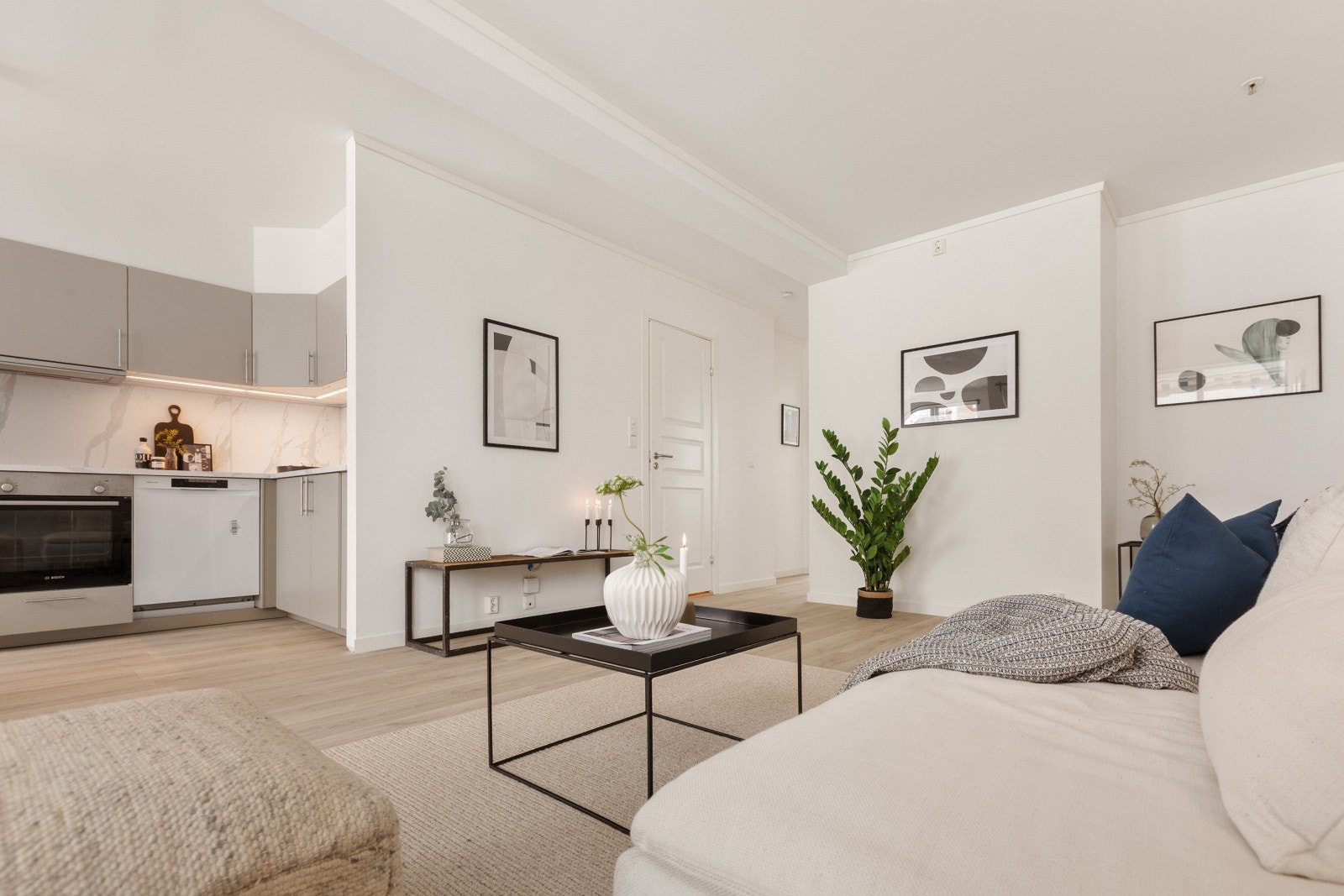 Den gode planløsningen gir fleksible møbleringsmuligheter og gjør det enkelt å finne naturlig plass til både spisebord og sofagruppe. Galleribilde