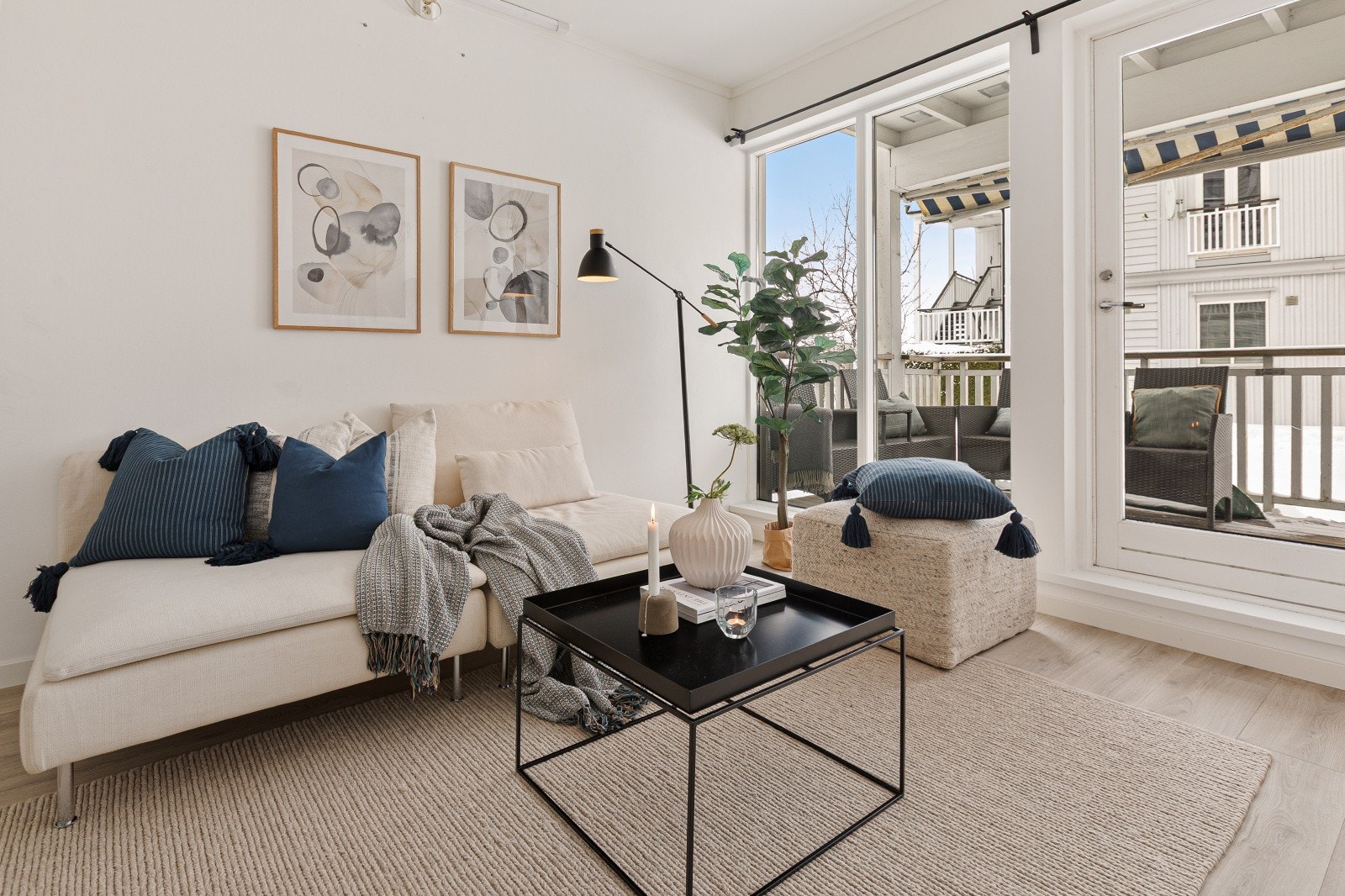 Fra stuen er det direkte utgang til en herlig og solrik balkong. Galleribilde