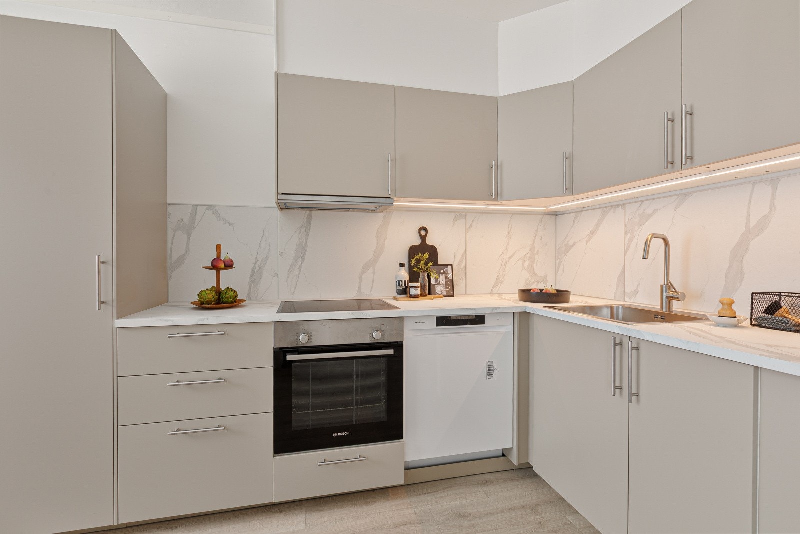 Hvitevarer som komfyr, koketopp, oppvaskmaskin og kombinert kjøl/frys medfølger, slik at kjøkkenet er klart til bruk fra første dag. Galleribilde