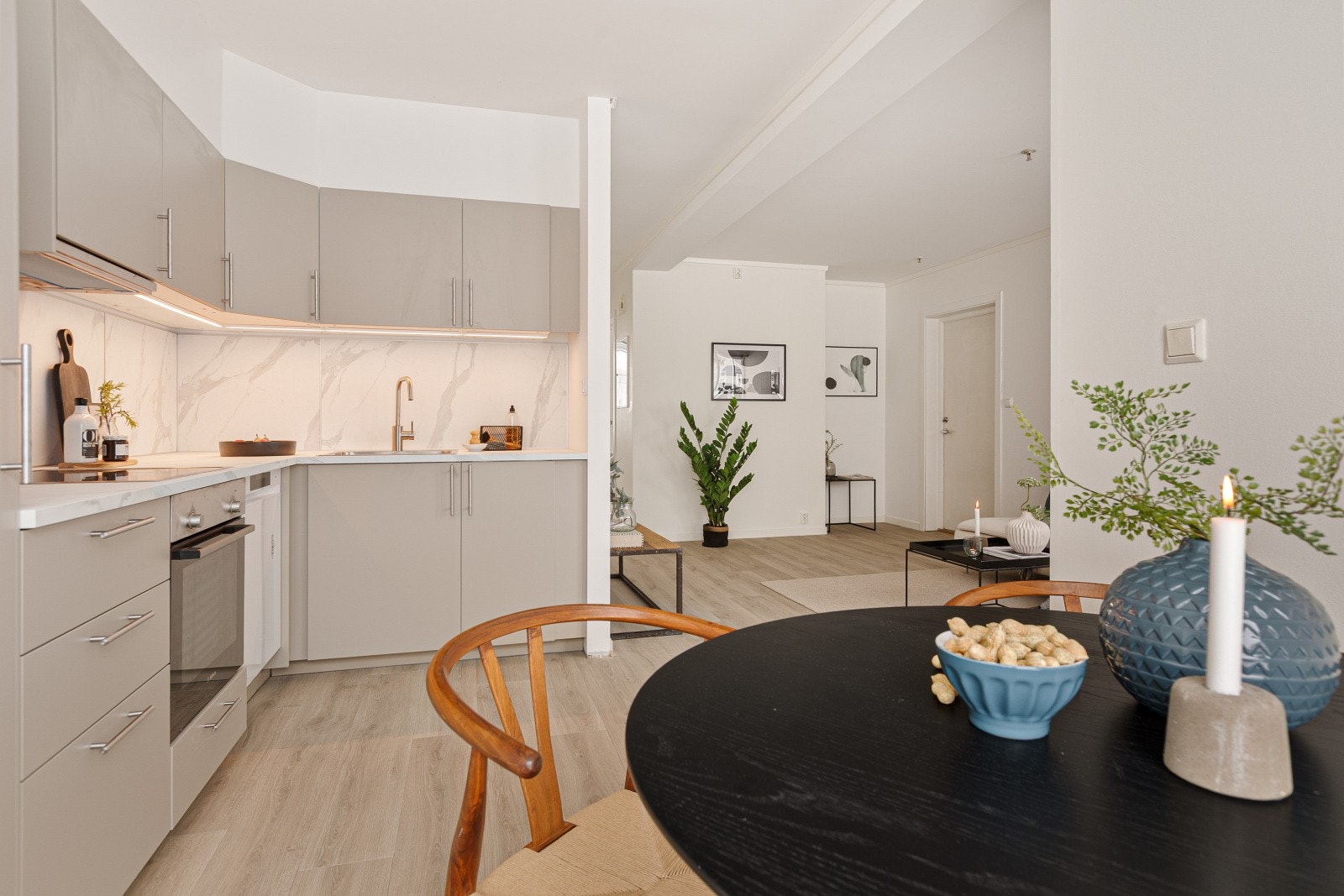 God plass til spisegruppe, perfekt for alt fra uformelle hverdagsmåltider til sosiale sammenkomster med familie og venner. Galleribilde