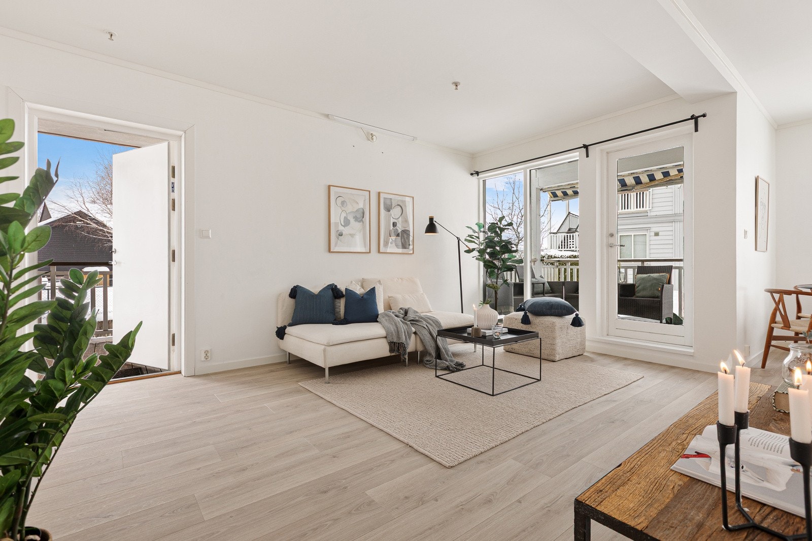 Allerede i det du åpner døren opplever du en leilighet med en gjennomtenkt utforming og en behagelige atmosfæren gjør at du føler deg hjemme fra første stund. Galleribilde