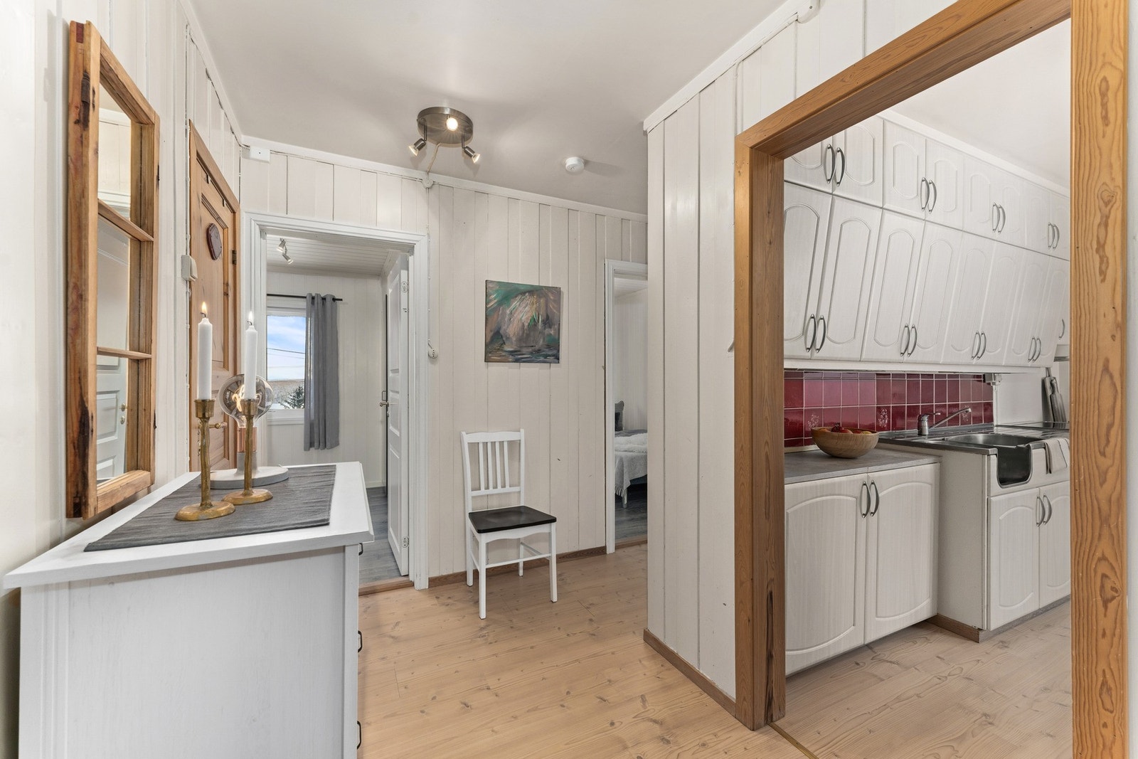 Gang mot soverom og inn mot kjøkken Galleribilde