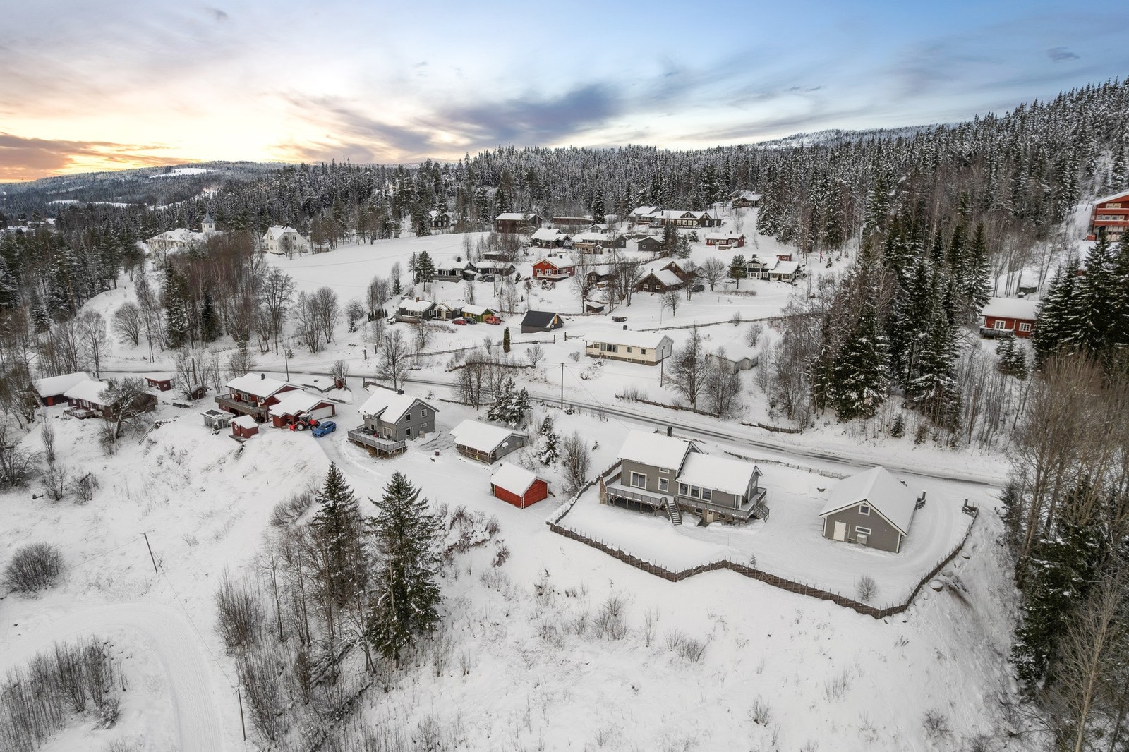 Solrikt og fint beliggende i gangavstand fra Mesnali sentrum, langs Sørmessenvegen Galleribilde