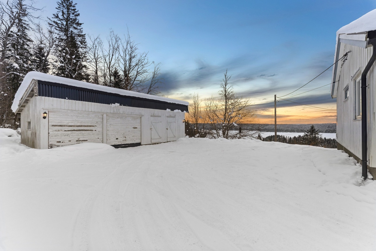 Parkering i egen garasje med plass til to biler, ellers parkering på egen tomt Galleribilde