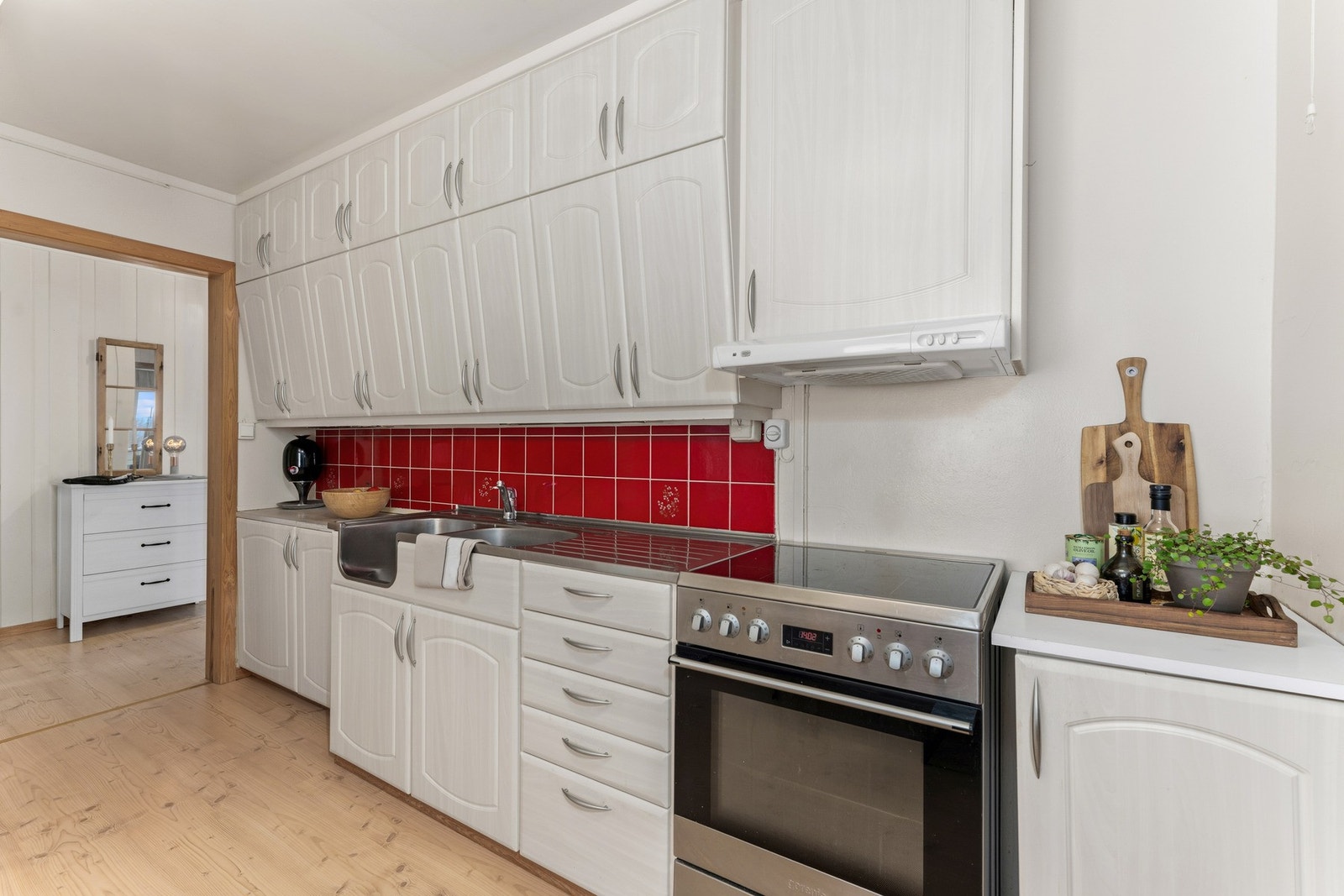 Kjøkken med innredning langs vegg med over- og underskap Galleribilde