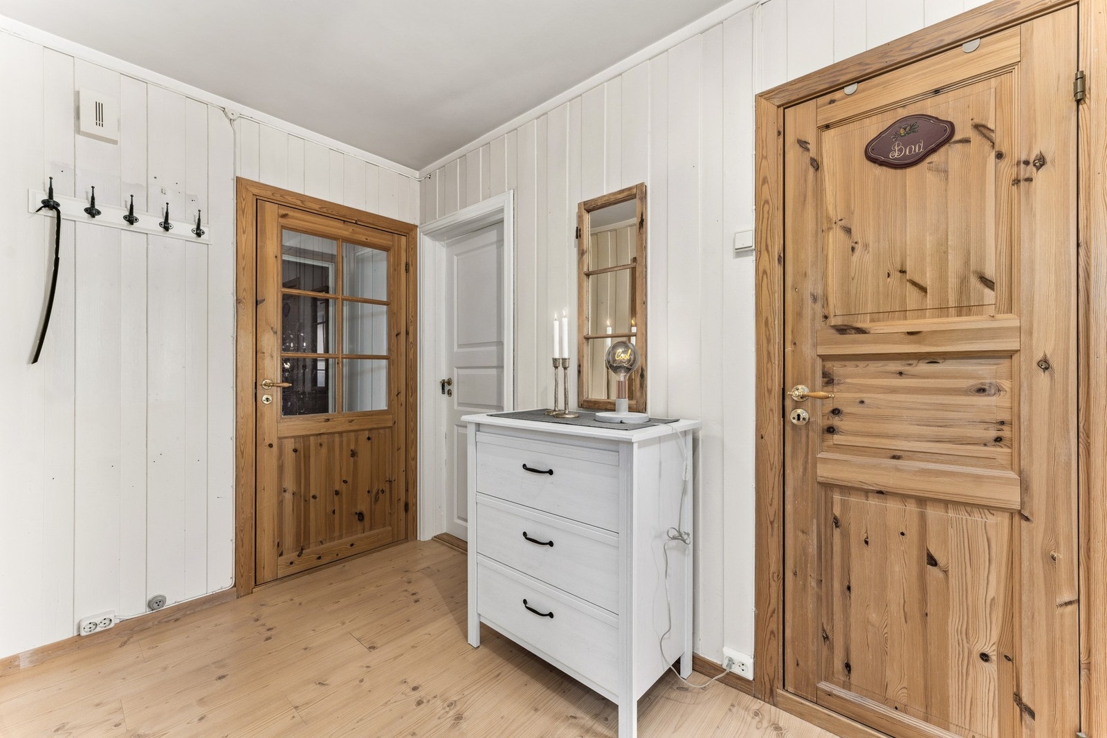 Entré med adkomst til gang og trapp til kjeller Galleribilde