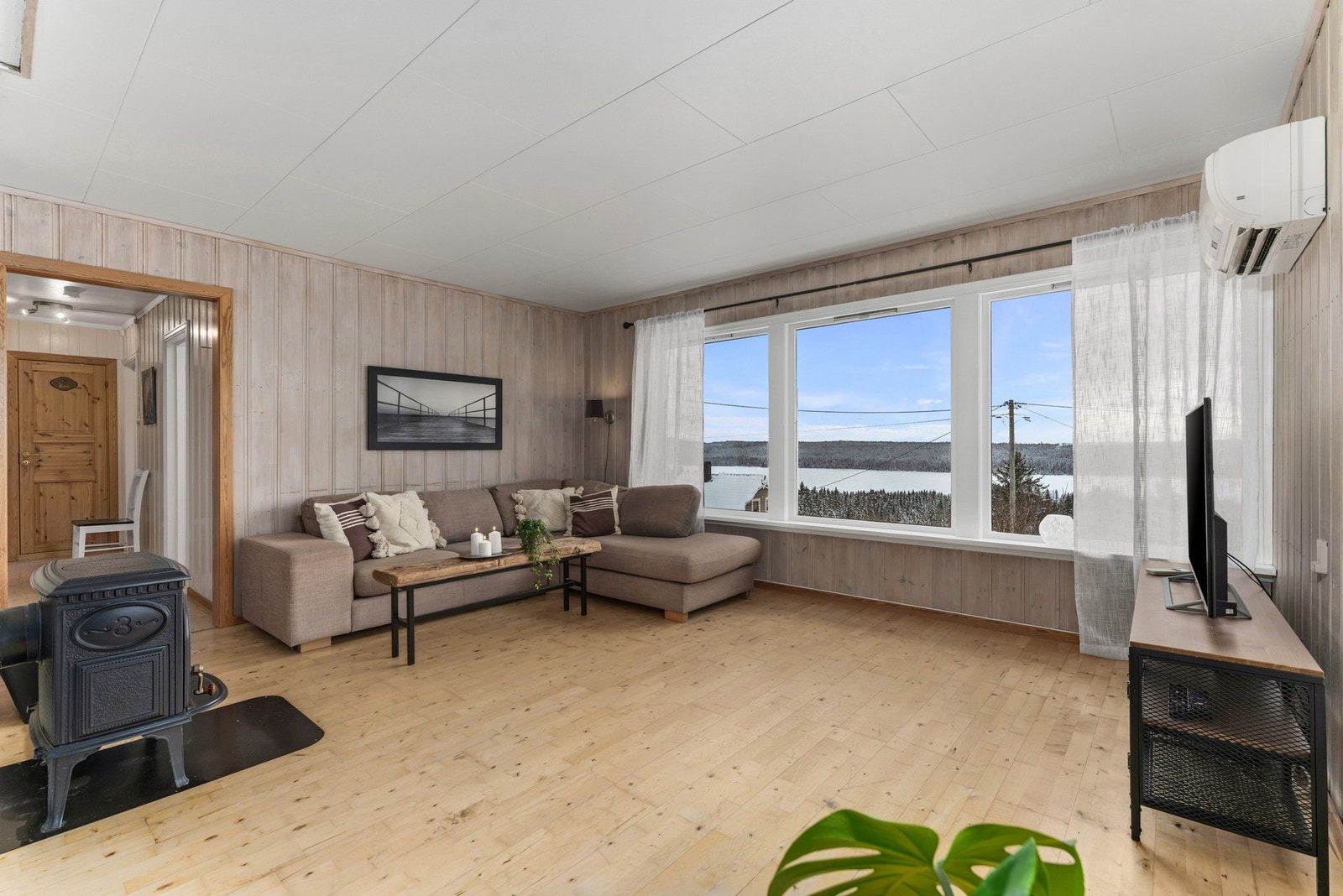 Her er det god plass til sofagruppe og TV-løsning Galleribilde