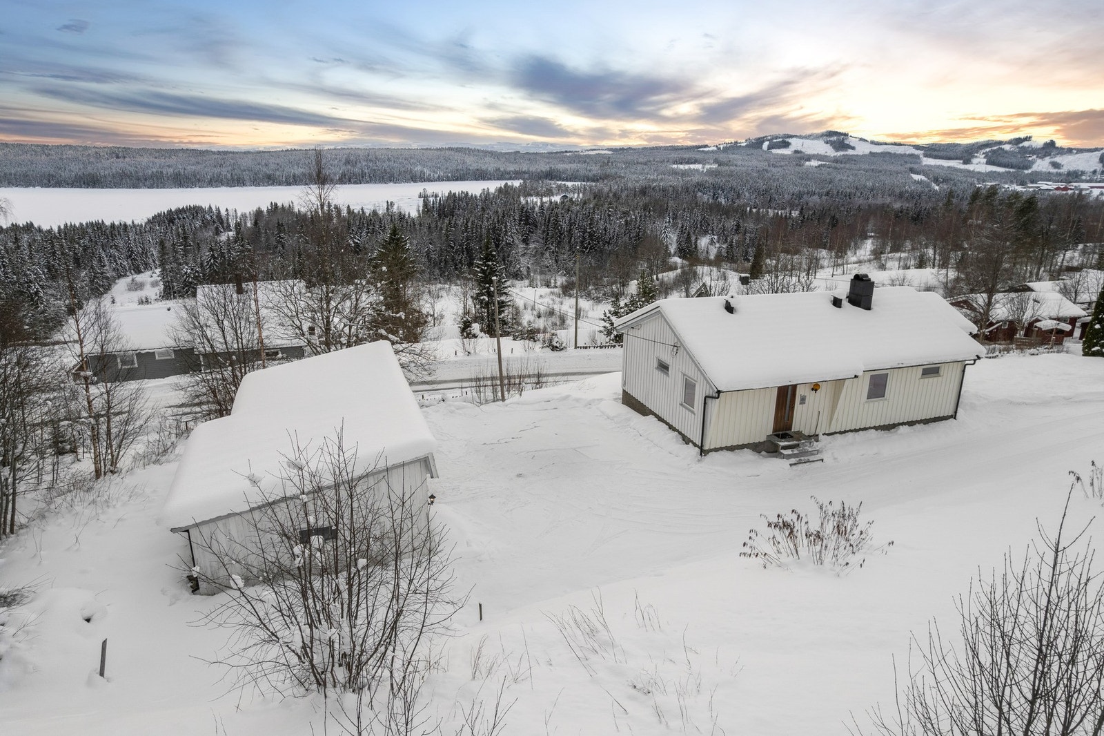 Romslig tomt på over 2 mål. Galleribilde
