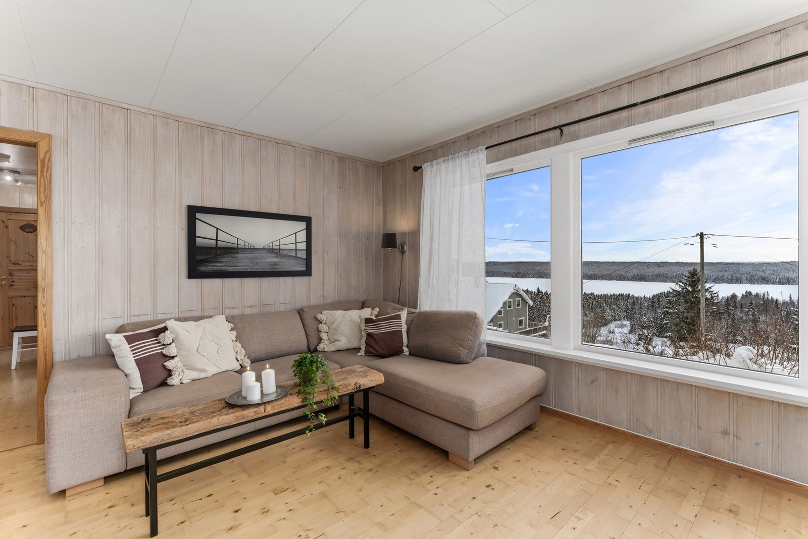 Stuen er boligens naturlige samlingspunkt og har en attraktiv beliggenhet i huset med utsikten som hovedkvalitet Galleribilde