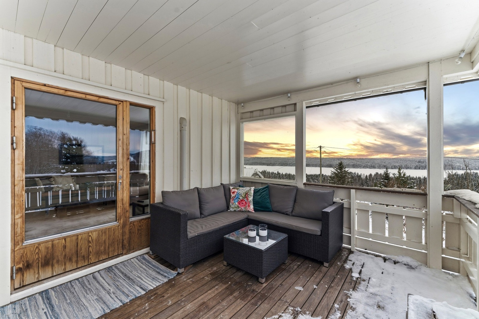 Fra stuen er det utgang til takoverbygget veranda som fungerer som en naturlig forlengelse av stuen i sommerhalvåret Galleribilde