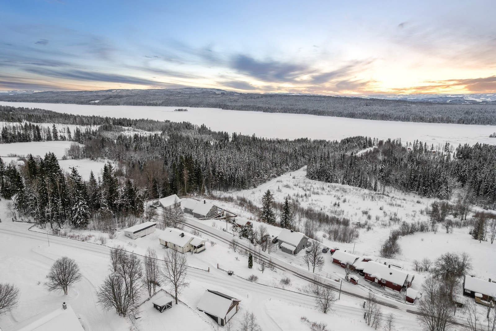 Kort veg til dagligvare med utvidet åpningstider, barnehage, barneskole, velværesenter med frisør, massasje og fotbehandling etc. Galleribilde