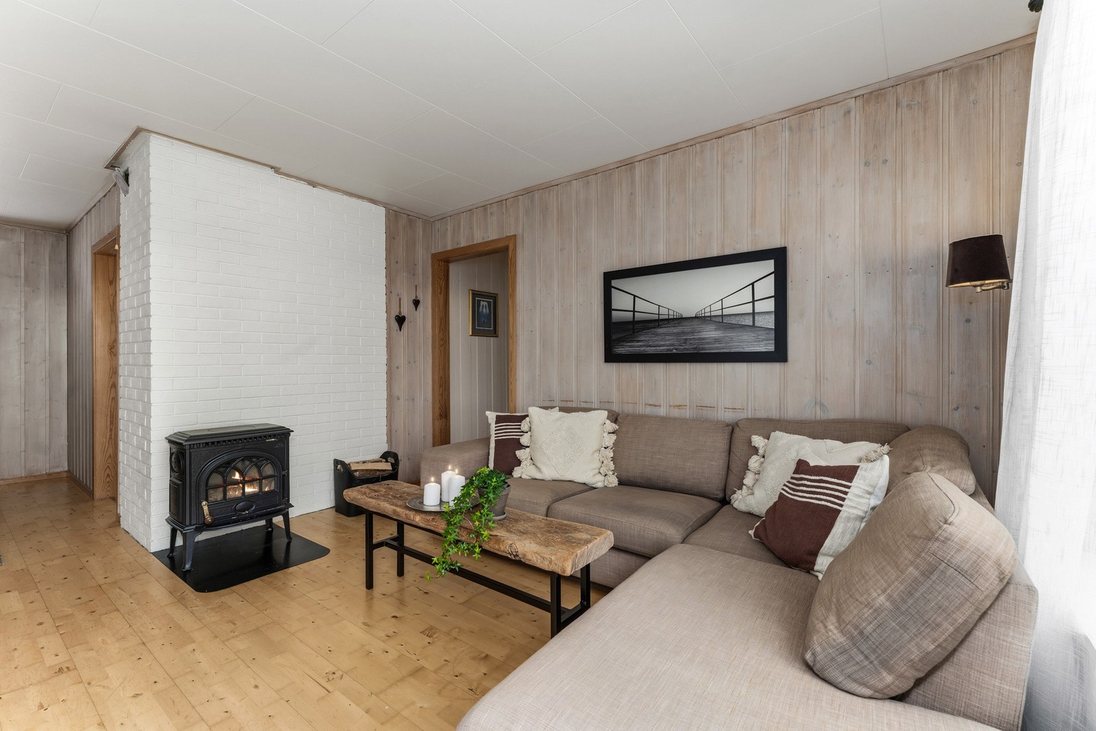 Vedovn plassert mot malt teglpipe gir lun varme på kalde dager Galleribilde