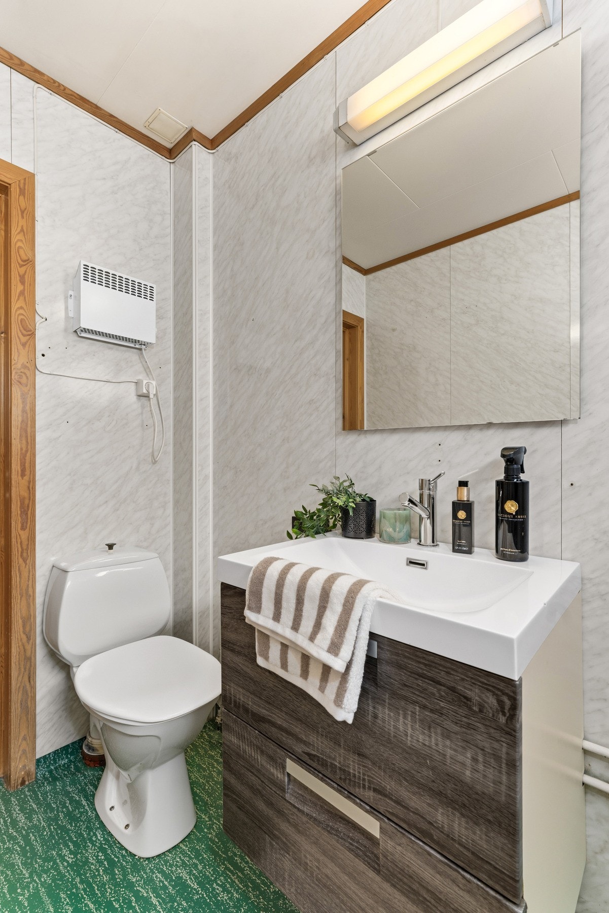 Rommet fremstår funksjonelt, men med eldre standard og må påregnes modernisert over tid Galleribilde