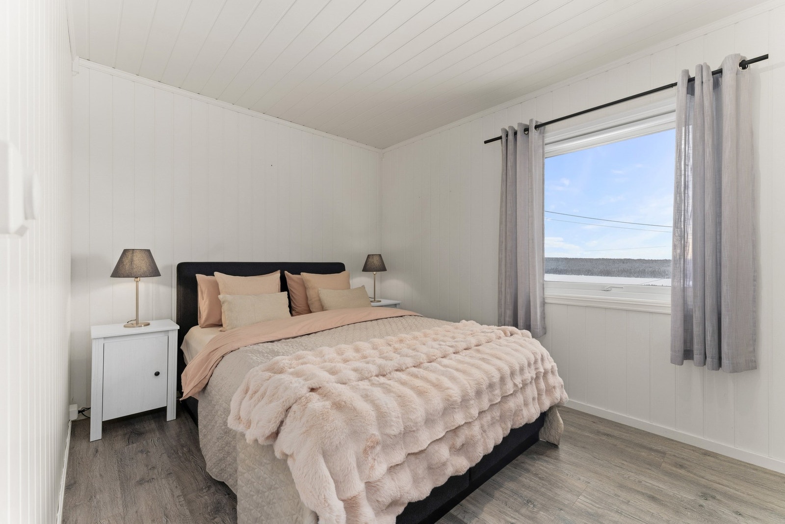 Hovedsoverom med plass til dobbeltseng og garderobeløsning Galleribilde