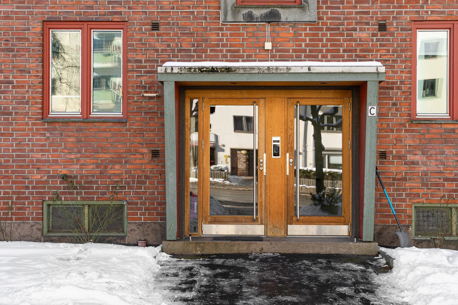 Ring på til 402 på ringetablå. Velkommen! Galleribilde