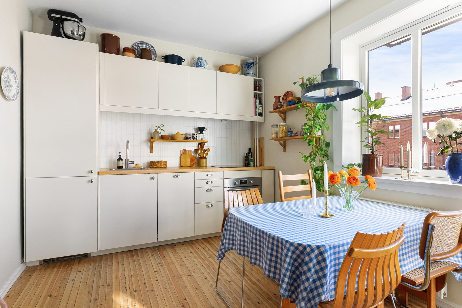 Kjøkkenet er utstyrt med komfyrvakt og lekkasjestopper. Galleribilde