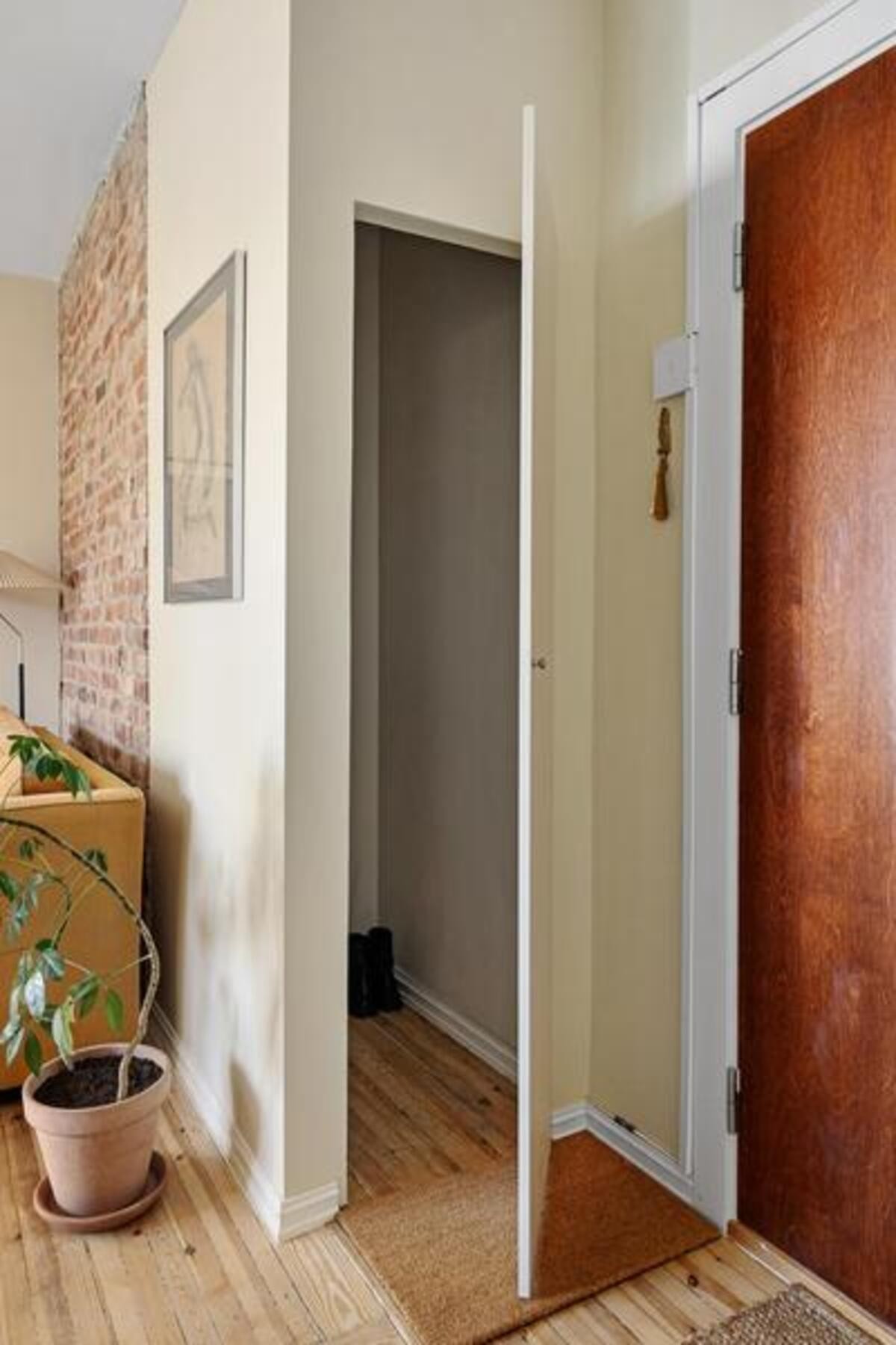 Skapet ved inngangsdøra er dypere enn man tror, og har god takhøyde. Du kommer til å si "oi" når du åpner her. Galleribilde