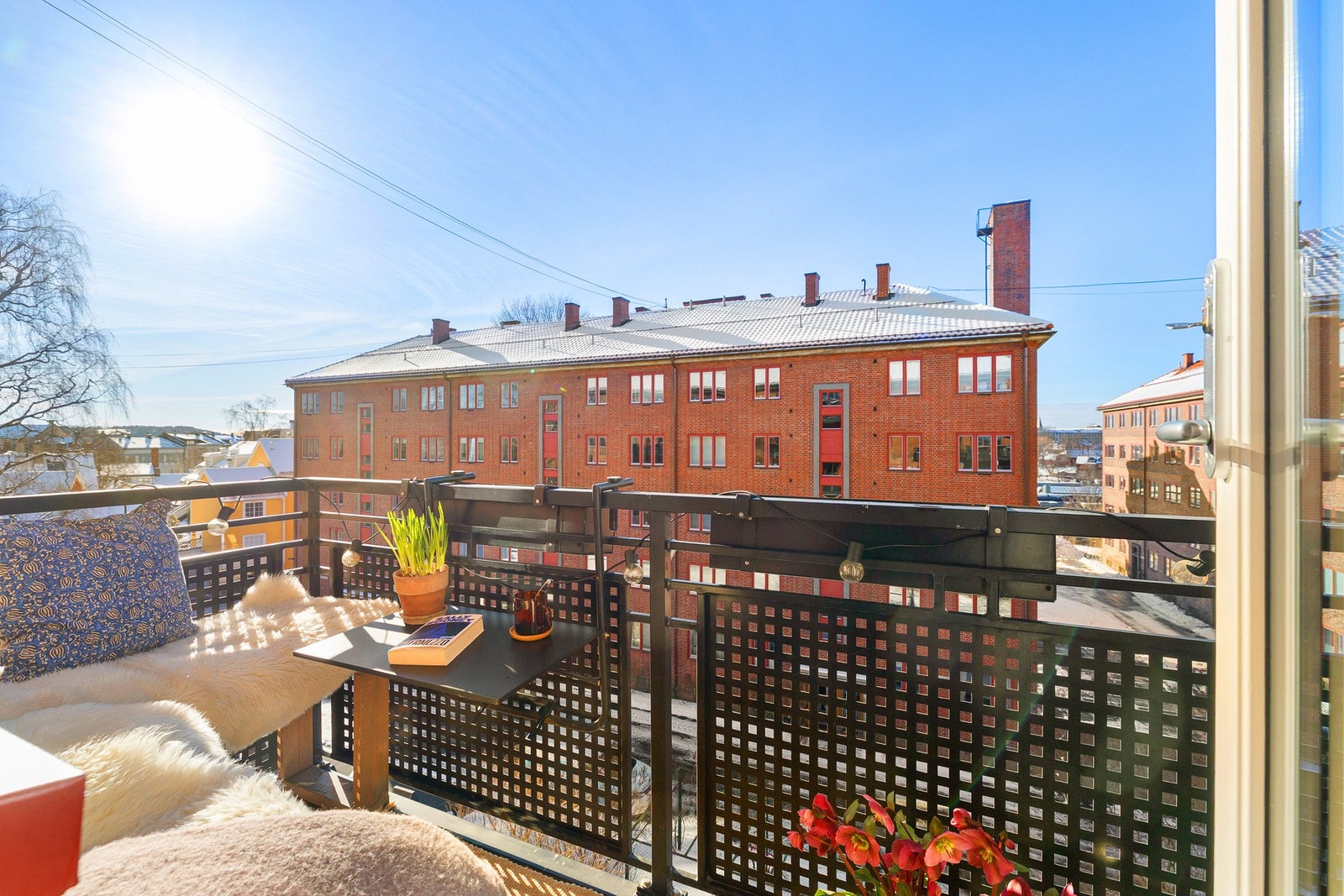 Nå om vinteren kommer sola frem om morgenen og blir til sen ettermiddag. Galleribilde