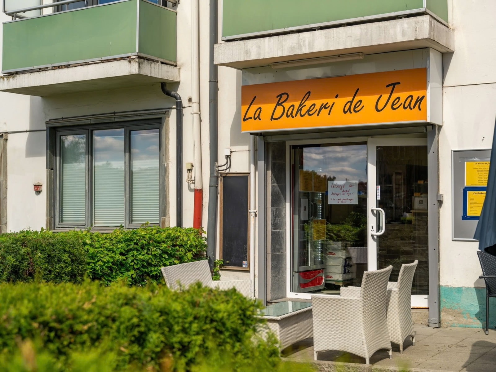 Rett over veien finner du et ekte fransk bakeri. Anbefales! Takk til fotograf Alex Granlie (boliggram) for lån av sommerstemning. Galleribilde