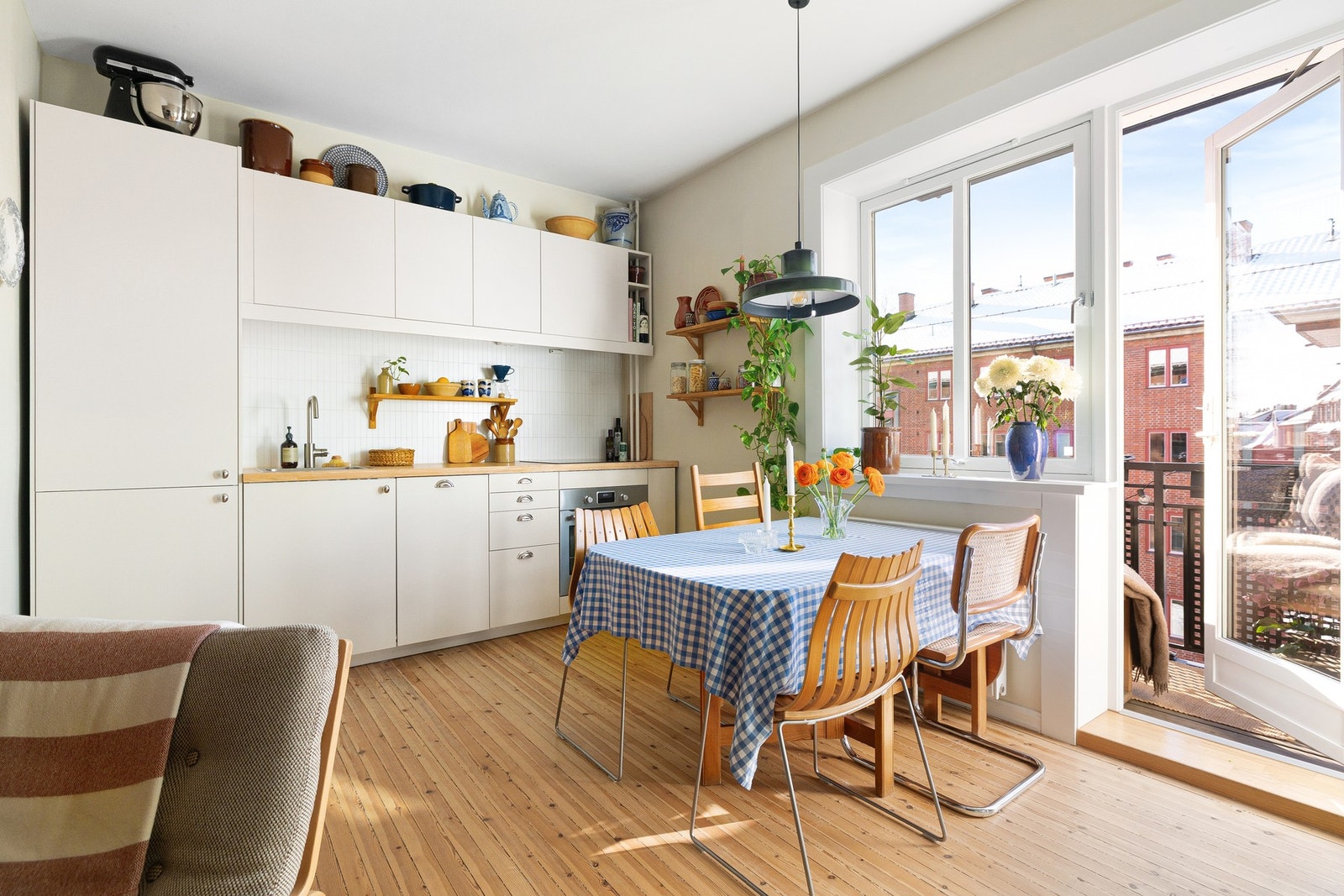 Kjøkkenet er fra 2019 og har integrert oppvaskmaskin, kjøleskap med fryser samt stekeovn. Galleribilde