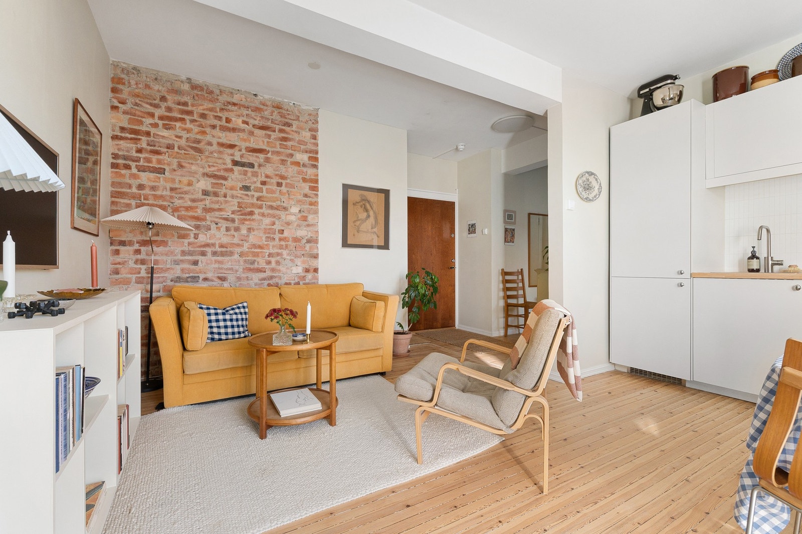 Deler av den gamle teglstensveggen har fått komme frem. Galleribilde