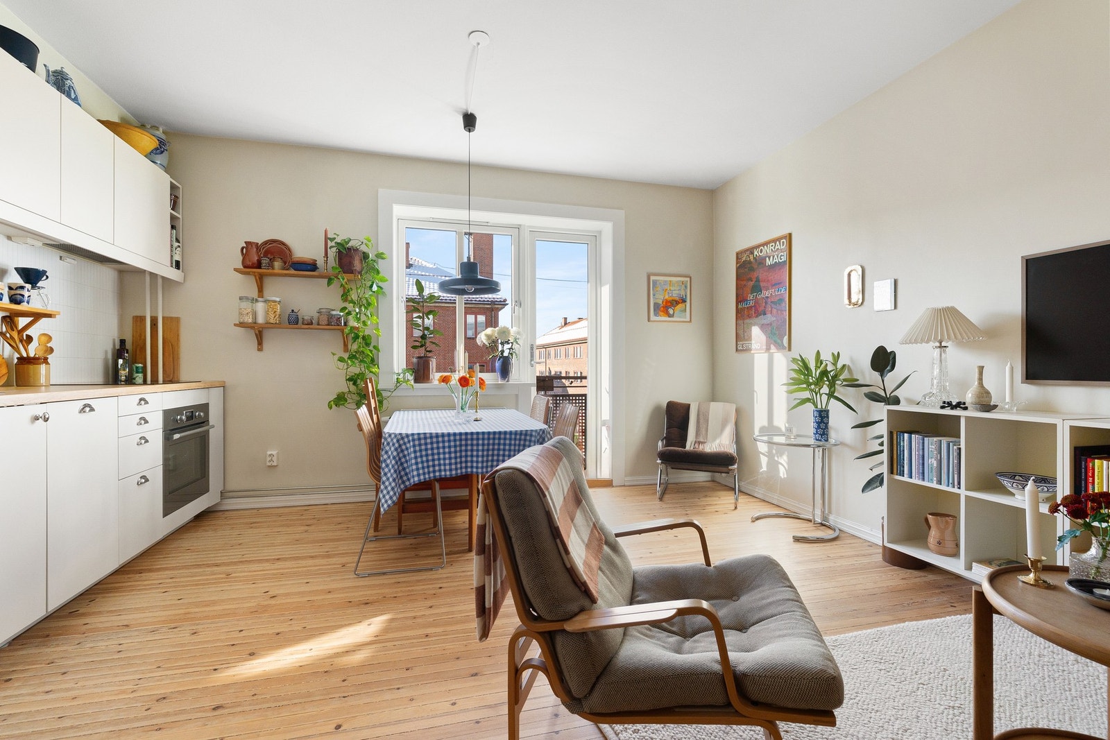 Leiligheten har fine originale tregulv i alle rom, utenom på badet. Galleribilde